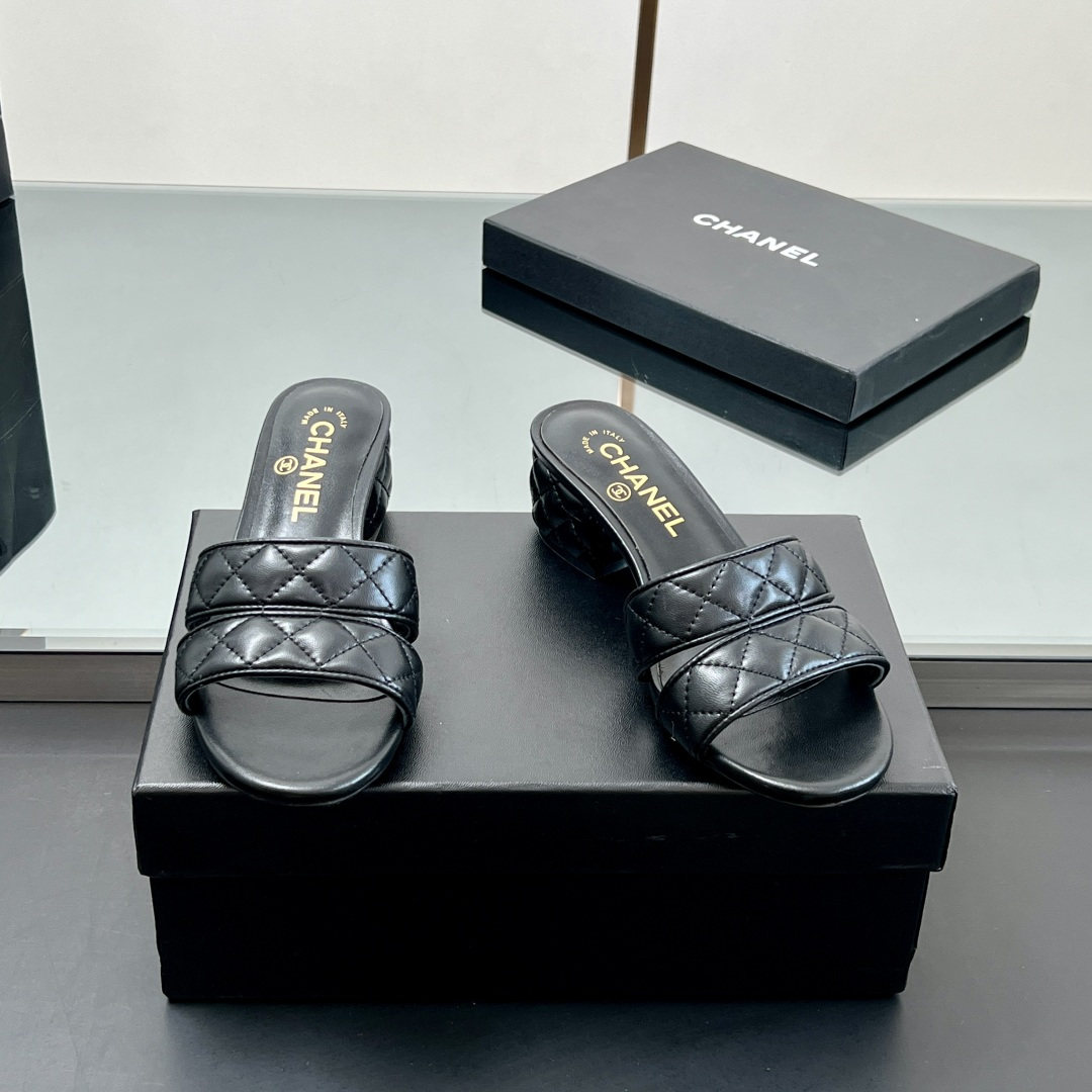 NO:233436,【】High quality!  Slippers HANEL Chanel 25 Spring and Summer New Diamond Heel High Heel Sandals A series of practical daily essential styles that can be matched at will to create a variety of styles. The diamond-shaped electric embroidered double straps are composed of shining luster at every angle, highlighting the feminine temperament. This series is now available for sale!  !  !  Imported sheepskin upper, imported sheepskin inner, sole Italian leather outsole, size 35-39 (40 and 41 customized, non-return and exchange) All equipped with genuine Italian packaging, slippers, sandals, chanel, sandals, slippers, sheepskin, Leather soles19860909【】 高品质！拖鞋HANEL香奈儿 25春夏新款 菱格 粗跟高跟凉拖鞋 一系列实穿的日常必备款式,可随心搭配,打造多样风格,菱格电绣双带构成,每一个角度都闪耀光泽,凸显女性柔美气质,本系列现已登陆发售！！！ 鞋面进口羊皮 内里进口羊皮 鞋底意大利真皮大底 码数35-39（40、41定制不退换） 均配意大利正品包装,拖鞋凉鞋,chanel,sandals,slippers,sheepskin,Leather soles,Women's Shoes