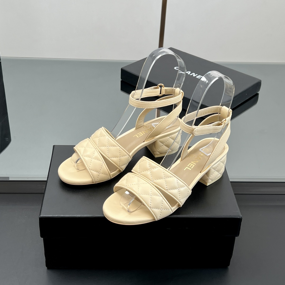 NO:233438,【】High quality!  Slippers HANEL Chanel 25 Spring and Summer New Diamond Heel High Heel Sandals Sandals A series of practical daily essential styles that can be matched at will to create a variety of styles. The diamond-shaped electric embroidered double straps are composed of shining luster at every angle, highlighting the feminine temperament. This series is now available for sale!  !  !  Imported sheepskin upper, imported sheepskin inner, sole Italian leather outsole, size 35-39 (40 and 41 customized, non-return and exchange) All equipped with genuine Italian packaging, slippers, sandals, chanel, sandals, slippers, sheepskin, Leather soles19860909【】 高品质！拖鞋HANEL香奈儿 25春夏新款 菱格 粗跟高跟凉拖鞋 凉鞋 一系列实穿的日常必备款式,可随心搭配,打造多样风格,菱格电绣双带构成,每一个角度都闪耀光泽,凸显女性柔美气质,本系列现已登陆发售！！！ 鞋面进口羊皮 内里进口羊皮 鞋底意大利真皮大底 码数35-39（40、41定制不退换） 均配意大利正品包装,拖鞋凉鞋,chanel,sandals,slippers,sheepskin,Leather soles,Women's Shoes