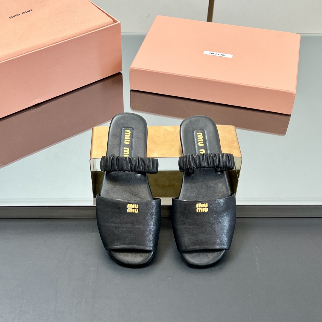 NO:261602,High quality!  MiuMiu 25ss early spring new style, lazy sandals with one foot, the official spring and summer show new style, fashionable and versatile, salty and sweet, and does not polish your feet at all. Whether worn barefoot or with socks, it will reduce your age and be super invincible and versatile!  Upper sheepskin inner foot pad sheepskin original rubber outsole Size35-39 (40 custom made without return or exchange), slippers, miumiu, sandals, slippers, sheepskin, socks19860909高品质！MiuMiu 缪缪 25ss早春新款 一脚蹬懒人凉鞋 官方春夏走秀新款,时髦百搭,即可咸又可甜 一点也不磨脚 无论光脚穿还是搭配袜子穿都超级减龄 超级无敌百搭！ 鞋面羊皮 内里垫脚羊皮 鞋底原版橡胶大底 Size35-39（40订做不退换）,拖鞋,miumiu,sandals,slippers,sheepskin,socks,Women's Shoes