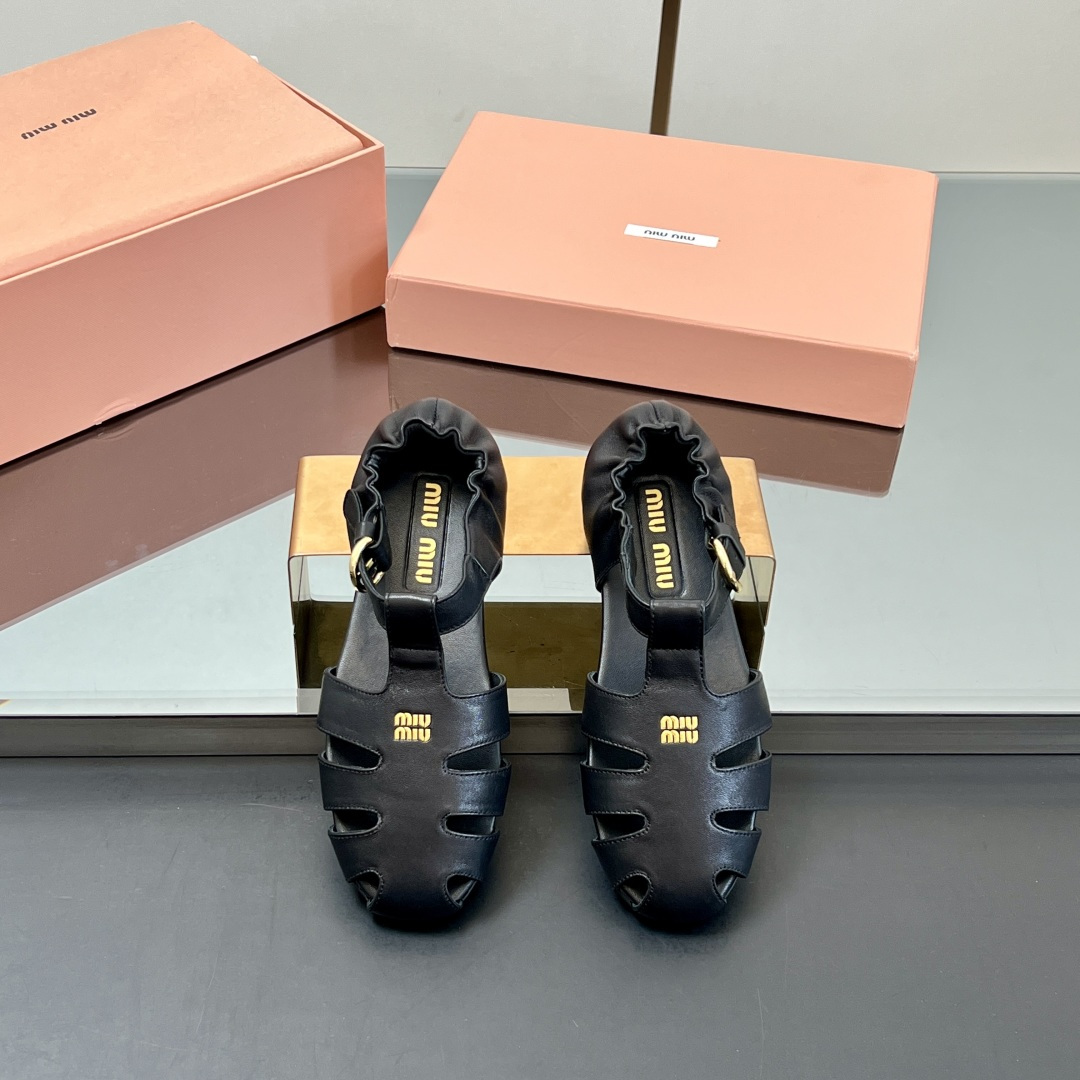 NO:261606,High quality!  MiuMiu 25ss early spring new style hollow Roman sandals official spring and summer show new style, fashionable and versatile, salty and sweet, not polished at all. Whether worn barefoot or socks, it will reduce age and be super invincible and versatile!  Upper sheepskin inner foot pad sheepskin original rubber outsole Size35-39 (40 custom made without return), sandals, miumiu, sandals, sheepskin, socks19860909高品质！MiuMiu 缪缪 25ss早春新款 镂空罗马凉鞋 官方春夏走秀新款,时髦百搭,即可咸又可甜 一点也不磨脚 无论光脚穿还是搭配袜子穿都超级减龄 超级无敌百搭！ 鞋面羊皮 内里垫脚羊皮 鞋底原版橡胶大底 Size35-39（40订做不退换）,凉鞋,miumiu,sandals,sheepskin,socks,Women's Shoes