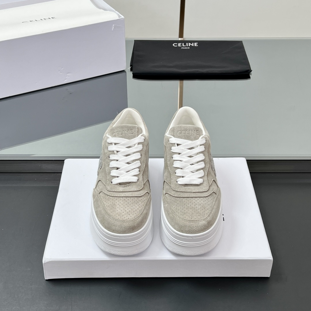 NO:239754,【High version】 Celine ~~~Arc de Triomphe thick sole women's white shoes, sports shoes, board shoes, casual shoes A pair of shoes full of street feel, the color-blocking design is very good, this shoe has its own unique design, the leather upper is very easy to manage, the LOGO on the side and heel makes him simple and uneven a pair of white shoes~~ The upper has a high mercerized beef reverse velvet, the inner breathable mesh, 5cm thick sole... 35-40 positive size, casual shoes/sports shoes, celine, celine, sneakers19860909【高版本】 Celine赛琳~~~凯旋门厚底女款小白鞋,运动鞋,板鞋,休闲鞋 充满街头感的一双鞋子,拼色设计非常赞,这款鞋有它自己独特的设计,皮革鞋面非常好打理,侧面与后跟的LOGO让他简单又不失调性的一双小白鞋~~ 鞋面高丝光牛反绒,内里透气网纱,5cm厚底…… 35—40正码,休闲鞋/运动鞋,celine,celine,sneakers,Women's Shoes