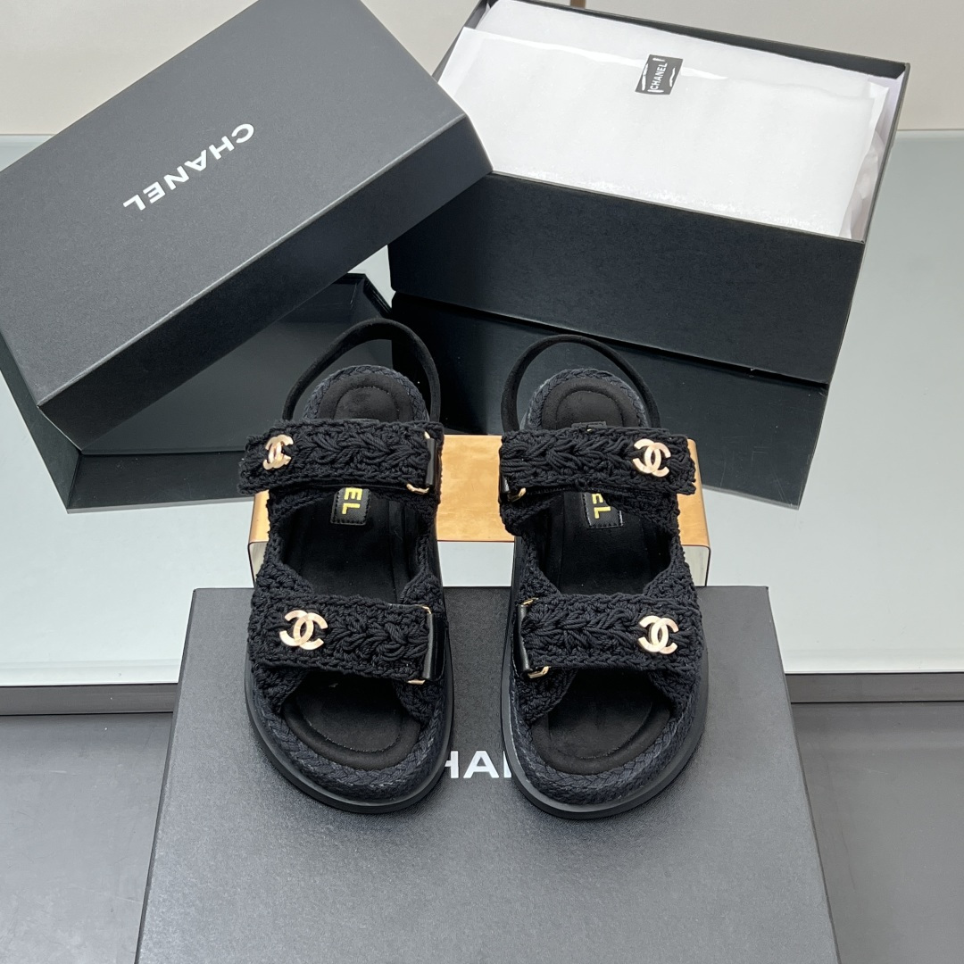 NO:386635,【Latest Model】High Version!  2025ss Xiaoxiang CHANEL's counter mainly promotes Velcro beach sandals and wool knitted series, which is so beautiful!  Many celebrities are popular with each other, a versatile series that domestic and foreign bloggers have been popular. It is a must-have sandal for spring and summer wardrobe matching. The first choice for sandals. Velcro sandals that must be purchased this year are the simplest and most expensive versatile versatile artifact!  Super attractive!  The latest materials and design elements will be launched every quarter~ Velcro is easy to put on and take off at will, and the fabric is customized with original material upper, the texture is really good, and the foot binding feel is comfortable on the feet. The exquisite and fragrant logo hardware buckle is available in the mold!  Classic is not easy to get out of style!  Imported lambskin inside original non-slip, wear-resistant rubber outsole!  size:35-39 (40, 41, 42 custom made without return) Give the latest counter and the latest exquisite packaging, sandals, chanel, chanel, sandals, sheepskin19860909【最新款】 高版本 ！2025ss 小香 CHANEL香奈儿专柜主推魔术贴沙滩凉鞋毛线针织系列 美爆了！众多明星网红上脚,国内外博主刷爆的一个百搭系列,春夏衣橱搭配必备 凉鞋首选. 今年必须入手的魔术贴凉鞋,这款是最简单而且最贵的万能百搭神器！超级耐看哟！ 每一季度都会推出最新材质和设计元素～魔术贴轻松随意穿脱 面料订制原版材质鞋面,质感真的很好,上脚有舒适的裹脚感. 开模精致小香的logo五金扣！经典又不容易过时！ 内里进口小羊皮 原版防滑耐磨橡胶大底！ size:35-39（40,41,42订做不退换） 送最新专柜最新精美包装,凉鞋,chanel,chanel,sandals,sheepskin,Women's Shoes