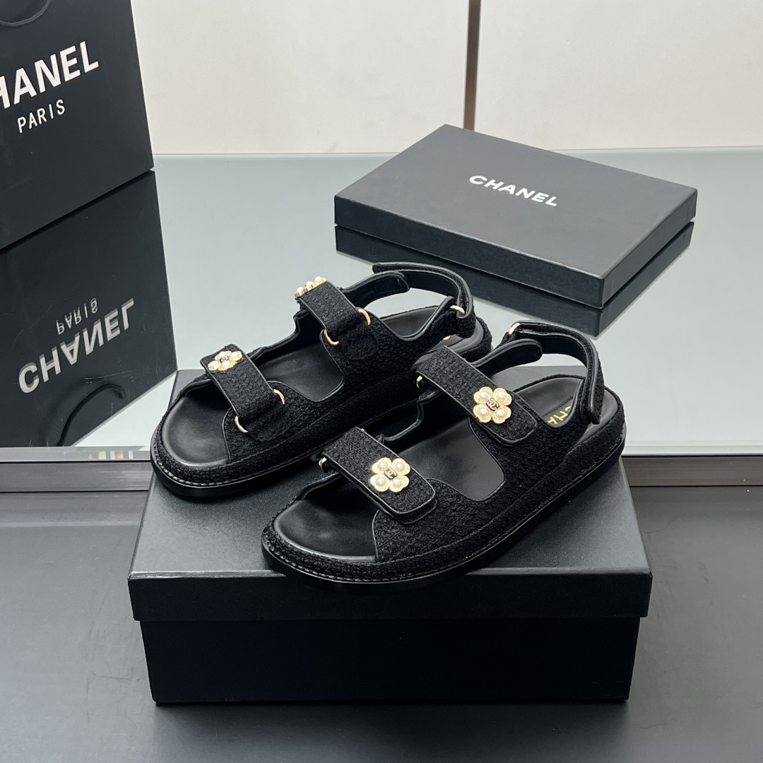 NO:386606,[Rubber bottom version] [Real leather bottom version] High-version!  2025ss Xiaoxiang CHANEL CHANEL counter mainly promotes Velcro beach sandals new colors series, which is so beautiful!  Many celebrities are popular with each other, a versatile series that domestic and foreign bloggers have been popular. It is a must-have sandal for spring and summer wardrobe matching. The first choice for sandals. Velcro sandals that must be purchased this year are the simplest and most expensive versatile versatile artifact!  Super attractive!  The latest materials and design elements will be launched every quarter~ Velcro is easy to put on and take off at will, and the fabric is customized with original material upper, the texture is really good, and the foot binding feel is comfortable on the feet. The exquisite and fragrant logo hardware buckle is available in the mold!  Classic is not easy to get out of style!  Imported lambskin inside, thickened Italian leather sole!  size:35-39 (40, 41, 42 custom made without return) Give the latest counter and the latest exquisite packaging, slippers and sandals, chanel, chanel, sandals, slippers, sheepskin, Leather soles19860909【橡胶底版本】【真皮底版本】 高版本 ！2025ss 小香 CHANEL香奈儿专柜主推魔术贴沙滩凉鞋新色系列上新 美爆了！众多明星网红上脚,国内外博主刷爆的一个百搭系列,春夏衣橱搭配必备 凉鞋首选. 今年必须入手的魔术贴凉鞋,这款是最简单而且最贵的万能百搭神器！超级耐看哟！ 每一季度都会推出最新材质和设计元素～魔术贴轻松随意穿脱 面料订制原版材质鞋面,质感真的很好,上脚有舒适的裹脚感. 开模精致小香的logo五金扣！经典又不容易过时！ 内里进口小羊皮 加厚意大利真皮大底！ size:35-39（40,41,42订做不退换） 送最新专柜最新精美包装,拖鞋凉鞋,chanel,chanel,sandals,slippers,sheepskin,Leather soles,Women's Shoes
