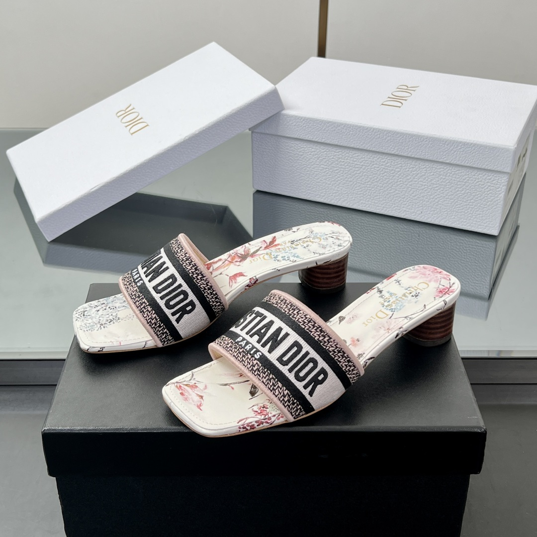 NO:386758,【Top version】 Flat mid-heel Dior Spring and Summer new upgraded embroidered slippers, this slipper is really easy to wear and look good, this year's colors are really beautiful, every color is invincible to look white, original custom embroidered fabric, outsole, genuine leather, inner water dyed sheepskin Size: 35-39 Customized size 40-43, slippers, dior, slippers, sheepskin, Leather soles19860909【顶级版本】 平底中跟 迪奥春夏新款升级刺绣拖鞋,这款拖鞋真的好穿又好看,今年的颜色真的超美,每个色都想入 无敌显白 面料原版定制刺绣面料 大底真皮大底 内里水染羊皮 Size:35-39 定做码数40-43,拖鞋,dior,slippers,sheepskin,Leather soles,Women's Shoes