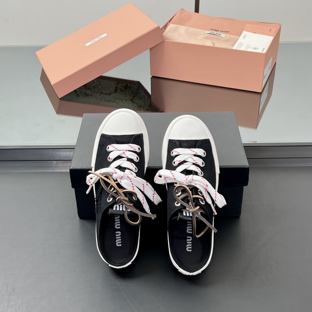 NO:386724,【】High quality!  MiuMi*u 25ss Spring and Summer New American retro style biscuit shoes Casual canvas shoes Pair of lace cloth shoes semi-trailed, popular pair of lace cloth shoes, a must-have model~ Simple and high-end, easy to match with, very comfortable to buy in the year!  The latest spring and summer catwalk cloth shoes are popular among domestic and foreign bloggers. The Xiaohongshu grass planting series, the retro and fashionable and beautiful sneaker design, and the highly recognizable shoe tongue creates a Buddhist sweet casual style~~ The aura of the foot is very casual!  Original custom high-density canvas, inner foot pad breathable canvas, cowhide, original sole, open mold, two-color rubber outsole, size 35-40, casual shoes/sports shoes semi-trail, miumiu, sneakers, cowhide19860909【】 高品质！MiuMi*u 缪缪 25ss春夏新款美式复古风饼干鞋 休闲帆布鞋 双鞋带布鞋半拖 颜值担当火爆双鞋带布鞋 不得不入的一款～简约高级 随意搭配上脚非常舒适,年度必入款！春夏最新走秀款布鞋国内外博主刷爆的一款,小红书种草系列,复古又时髦上脚美炸了简约的运动板鞋设计,极具辨识度的鞋舌,打造佛系甜美的休闲风~~上脚气场十足随意搭配！ 鞋面原版定制高密度帆布 内里垫脚透气帆布 牛皮 鞋底原版开模双色橡胶大底 码数35-40,休闲鞋/运动鞋半拖,miumiu,sneakers,cowhide,Women's Shoes