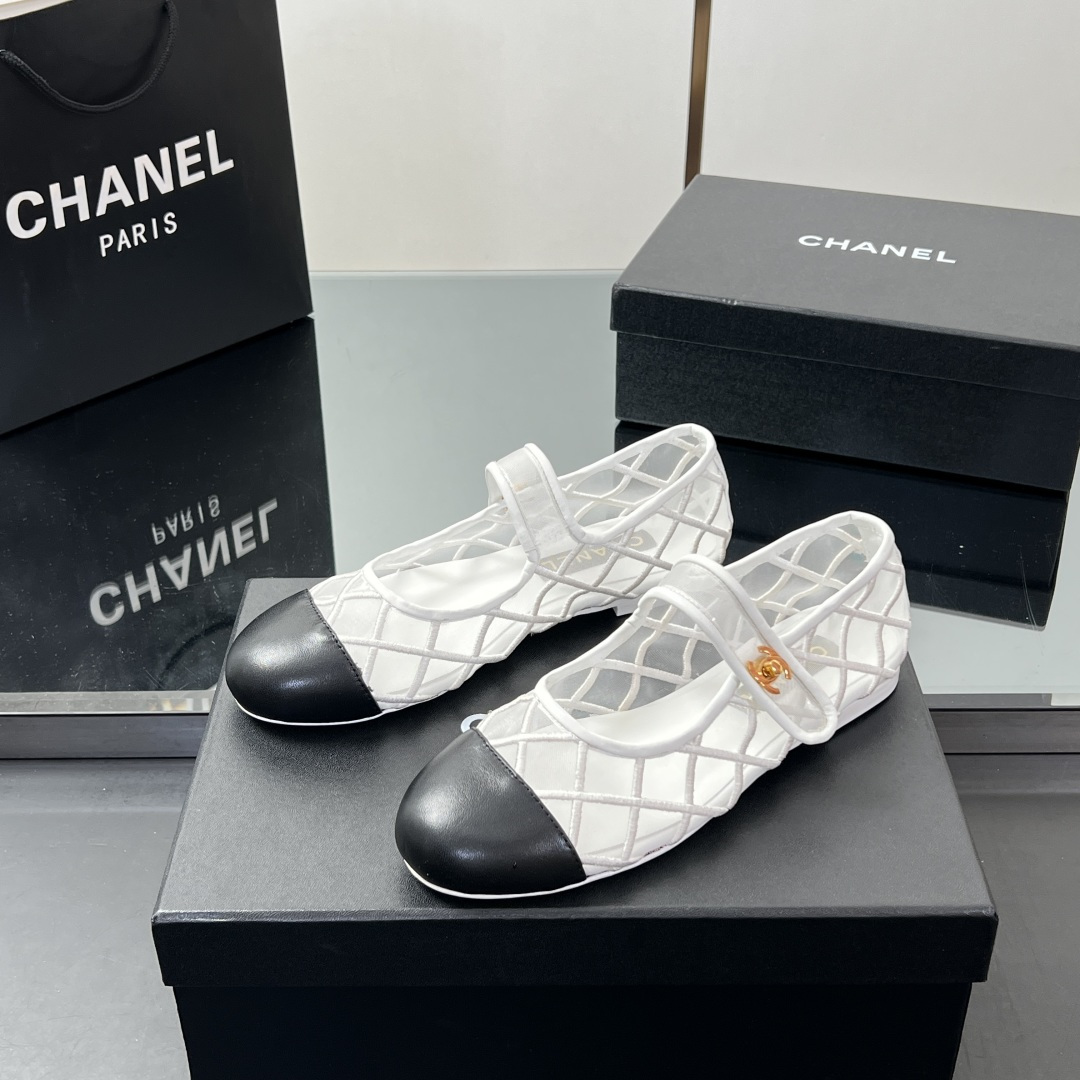 NO:386734,【】The running volume model, the new 2025 summer Chanel mesh electric embroidered Mary Jane shoes This is a Chanel that is hard to refuse, the gentle little cute Mary Jane can't help but fall in love with. The Mary Jane is different from the usual styles. This model has two straps that make it look more retro and elegant and elegant. It is very elegant to wear! The classic Mary Jane single shoe that never ends, looks good and comfort coexist!  The girlish style and the upper double-strings are modified, which plays a role in wrapping and modifying the foot shape. It is very unique and is very good when paired with black silk and white socks. The schoolbag buckle and twist lock design, and the freedom to put on and take off add a sense of luxury!  The sweet girl's feet are good and effective!  Original custom electric embroidered mesh sheepskin footbed imported mixed breed sheepskin outsole Italian A-grade leather outsole Size#35-39 (customized on 40/41), Mary Jane, chanel, chanel, mary jane, sheepskin, Leather soles, socks19860909【】 跑量款 2025夏季新款 Chanel 网纱电绣玛丽珍鞋 这是一款很难让人拒绝的香奈儿玛丽珍温柔小可爱会情不自禁爱上的MaryJane跟平时常见的款式不太一样这款有两条带更显复古和优雅穿起来很有气质! 永不落幕的经典玛丽珍单鞋款,颜值与舒适并存！少女感满满的款式加上鞋面双带修饰,对脚型起到包裹修饰的作用,很独特,搭配黑丝、白袜子都很绝.书包扣扭锁设计、穿脱自如又增加了高级感！甜美少女系上脚效果好看到爆！ 鞋面原版定制电绣网纱羊皮 垫脚进口混种羊皮 大底意大利A级真皮大底 Size#35-39（40/41定制）,玛丽珍,chanel,chanel,mary jane,sheepskin,Leather soles,socks,Women's Shoes