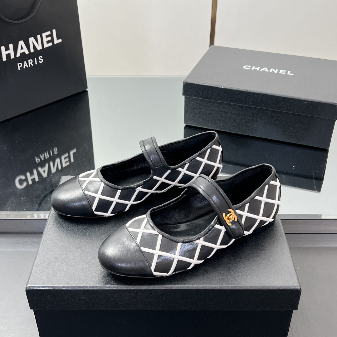 NO:386741,【】The running volume model, the new 2025 summer Chanel mesh electric embroidered Mary Jane shoes This is a Chanel that is hard to refuse, the gentle little cute Mary Jane can't help but fall in love with. The Mary Jane is different from the usual styles. This model has two straps that make it look more retro and elegant and elegant. It is very elegant to wear! The classic Mary Jane single shoe that never ends, looks good and comfort coexist!  The girlish style and the upper double-strings are modified, which plays a role in wrapping and modifying the foot shape. It is very unique and is very good when paired with black silk and white socks. The schoolbag buckle and twist lock design, and the freedom to put on and take off add a sense of luxury!  The sweet girl's feet are good and effective!  Original custom sheepskin upper, imported mixed-bred sheepskin, outsole, Italian A-grade leather outsole, Size#35-39 (customized by 40/41), Mary Jane, chanel, chanel, mary jane, sheepskin, Leather soles, socks19860909【】 跑量款 2025夏季新款 Chanel 网纱电绣玛丽珍鞋 这是一款很难让人拒绝的香奈儿玛丽珍温柔小可爱会情不自禁爱上的MaryJane跟平时常见的款式不太一样这款有两条带更显复古和优雅穿起来很有气质! 永不落幕的经典玛丽珍单鞋款,颜值与舒适并存！少女感满满的款式加上鞋面双带修饰,对脚型起到包裹修饰的作用,很独特,搭配黑丝、白袜子都很绝.书包扣扭锁设计、穿脱自如又增加了高级感！甜美少女系上脚效果好看到爆！ 鞋面原版定制羊皮 垫脚进口混种羊皮 大底意大利A级真皮大底 Size#35-39（40/41定制）,玛丽珍,chanel,chanel,mary jane,sheepskin,Leather soles,socks,Women's Shoes