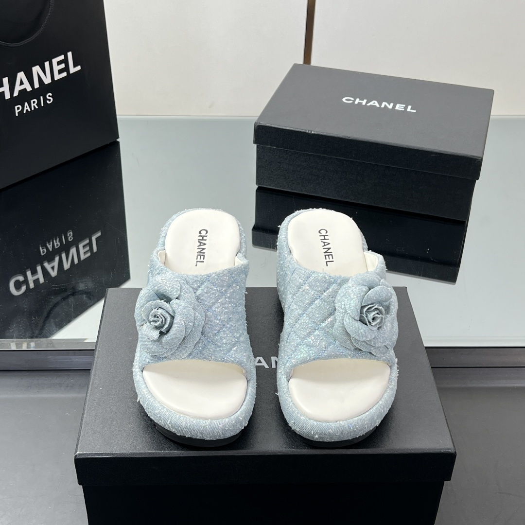 NO:386714,【】 25Ss spring and summer new Chanel Chanel Rhinestones LOGO Camellia thick-soled heel slippers C family classic camellia design, gentle style and grasp it!  The atmosphere that should be in summer. A must-have item for flip-flops, lazy and comfortable to wear!  Velvet upper/denim inner foot pad sheepskin heel height 8cm, front height 3.5cm, sole rubber sole size 35-39 (40,41 custom made without return), slippers, chanel, chanel, chanel, slippers, sheepskin19860909【】 25Ss春夏新款Chanel香奈儿水钻LOGO 山茶花厚底坡跟拖鞋 C家经典山茶花设计,温柔风一整个拿捏了！夏天该有的气息 一字拖必备单品,上脚慵懒舒适！ 鞋面丝绒/牛仔布 内里垫脚羊皮 跟高后高8cm,前高3.5cm 鞋底橡胶底 码数35-39（40,41定制不退换）,拖鞋,chanel,chanel,chanel,slippers,sheepskin,Women's Shoes
