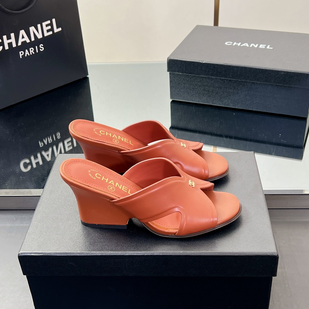 NO:386705,【】 Chanel new style, many celebrities and internet celebrities are here, a versatile series that domestic and foreign bloggers are popular, a must-have for spring and summer wardrobe matching, the first choice for sandals. Diamond design exclusive to fragrant house, upper cowhide, inner lining: imported crystal sheepskin inner lining, large open-soled original custom leather shoe size: 35-39 (40, 41, customized, non-return and exchange) Delivery luxury latest counter synchronous packaging, slippers, chanel, chanel, slippers, cowhide, sheepskin19860909【】 Chanel新款 众多明星网红上脚,国内外博主刷爆的一个百搭系列,春夏衣橱搭配必备 凉拖首选.菱格设计香家专属 鞋面牛皮 内里: 进口水晶羊皮内里 大底原版开模定制真皮大 鞋码: 35-39（40、41、定做不退换） 配送豪华最新专柜同步包装,拖鞋,chanel,chanel,slippers,cowhide,sheepskin,Women's Shoes