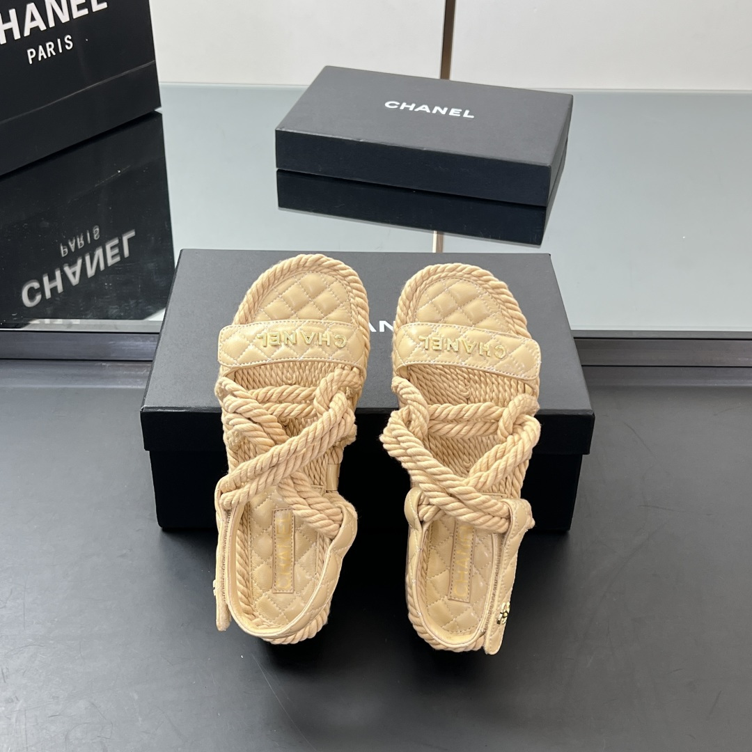 NO:386695,[High version] CHANEL Chanel small fragrant style flat hemp rope diamond roman shoes, sandals, slippers. This season's hemp rope knot series is really super beautiful and beautiful grandma's usual elegant temperament, full of high-end feeling!  It’s very nice to wear barefoot or paired with skirts or trousers, it’s very versatile!  Invincible beauty!  Special fairy, I know my home's details and strengths (the counter buys the version and develops the goods according to the genuine 11, the details are perfect, more exquisite and durable, the foot is very pedicure-like, the key is very good and easy to control) Upper: Sheepskin hand-woven hemp rope Inner: The foot pad is mixed-bred sheepskin original anti-slip sole Size35-39 (customized for 40) with genuine packaging for the counter, sandals, chanel, chanel, sandals, slippers, skirts, sheepskin19860909【高版本】 CHANEL 香奈儿小香风平底麻绳菱格罗马鞋,凉鞋、拖鞋 这一季麻绳结系列真的超美香奶奶家一贯的优雅名媛气质 高级感十足！上脚非常nice～ 不管光脚穿或搭配裙装、裤装、都非常百搭！无敌美！特别仙 认准我家细节实力拍（专柜买版按正品11开发做货, 细节完美 更加精致耐看 上脚非常修脚型 重点是很好非常好驾驭） 鞋面:羊皮手工编织麻绳 内里:垫脚是混种羊皮 垫脚原版防滑大底 Size35-39（40定制） 配专柜正品包装,凉鞋,chanel,chanel,sandals,slippers,skirts,sheepskin,Women's Shoes
