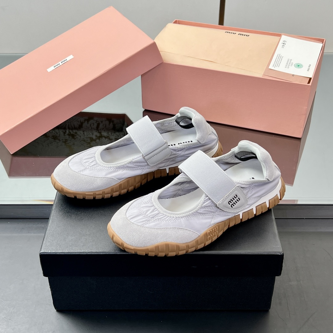 NO:386626,[Updated version] Upgraded version high quality ||Mu Miao Tyre lace-up Velcro thick sole Mary Jane sneakers Miao Miao ballet sneakers Invincible appearance and comfort Velcro design ~ easy to put on and take off ~ freely adjust the comfort level as you like!  !  Giant and giant are easy to wear and not picky~ Super lightweight, super soft and comfortable~ You won’t be tired when you walk 20,000 steps!  !  Wear barefoot or match with mid-tube socks, long skirts, pants, all super versatile. Different from market currency, high quality is absolutely different. The upper is original customized cowhide windbreaker cloth, inner sheepskin, original open mold-open anti-slip rubber sole, size 35-39 (customized for 40 and 41) The counter is synchronized with the latest packaging!  ,casual shoes/sports shoes,mary jane,sneakers,skirts,cowhide,sheepskin19860909【升级版】 升级版高品质 ||缪缪Tyre系带魔术贴厚底 玛丽珍运动鞋 缪缪芭蕾运动鞋 颜值舒适度无敌 魔术贴设计～方便穿脱～随心自由调节舒适度！！ 巨巨巨好穿不挑人～超级轻便 超级柔软、超级舒适 ～走两万步都不累脚！！ 光脚穿或搭配中筒袜 配长裙子 裤子、都超级百搭 区别市场通货～高品质绝对完全不一样 鞋面原版定制牛皮拼风衣布 内里羊皮 大底原版开模防滑橡胶大底 尺码35-39（40、41订做） 专柜同步最新包装！,休闲鞋/运动鞋,mary jane,sneakers,skirts,cowhide,sheepskin,Women's Shoes