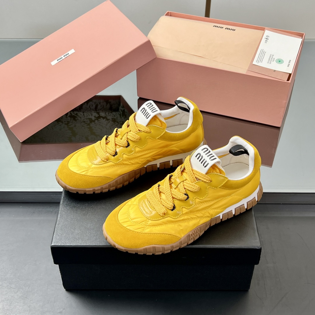 NO:386672,[Updated version] (10 DIY buttons) Upgraded version high quality ||Miao Miao Prelude series Tyre casual sports training shoes Miao Miao tire shoes are invincible in appearance and comfortable. They are great and easy to wear~ they are very comfortable on their feet, light and breathable~ they are invincible and versatile~ they are not tired when walking two steps~ they are extremely commuting rate~ they can be easily controlled all year round. Different from market currency~ high quality is absolutely different. The upper is original customized cowhide windbreaker cloth, inner sheepskin, original mold-opening anti-slip rubber sole, size 35-39 (customized for 40 and 41) The counter is synchronized with the latest packaging!  , casual shoes/sports shoes, sneakers, cowhide, sheepskin19860909【升级版】（要DIY扣10） 升级版高品质 ||缪缪Prelude系列Tyre休闲运动德训鞋 缪缪轮胎鞋 颜值舒适度无敌 巨巨好穿～上脚巨舒适、轻便透气～无敌百搭～走两步都不累脚～通勤率极高～一年四季都可轻松驾驭 区别市场通货～高品质绝对完全不一样 鞋面原版定制牛皮拼风衣布 内里羊皮 大底原版开模防滑橡胶大底 尺码35-39（40、41订做） 专柜同步最新包装！,休闲鞋/运动鞋,sneakers,cowhide,sheepskin,Women's Shoes