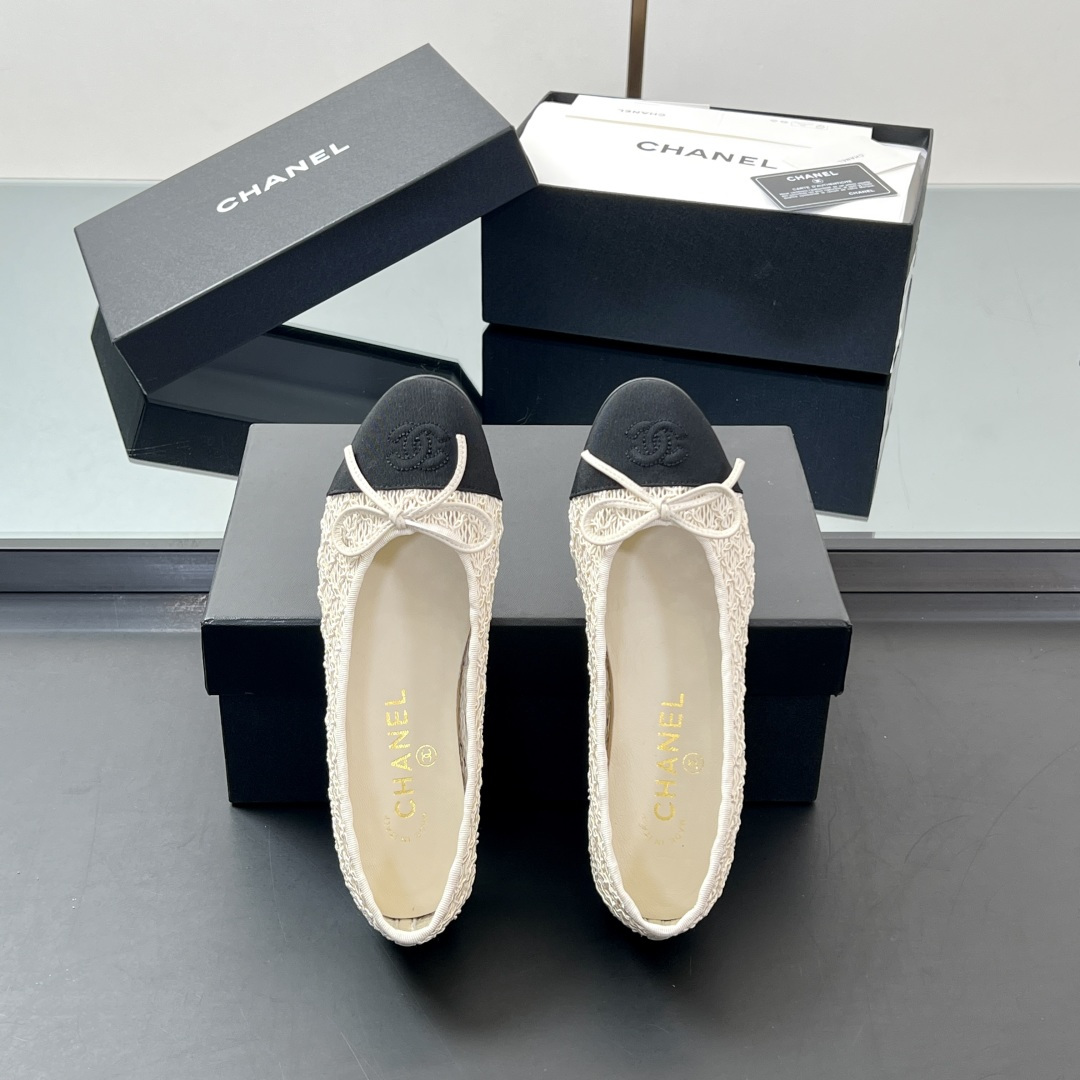 NO:386535,【High-up version】Updated version!  Xiaoxiang classic ballet shoes flat color-blocking single shoes Sling-back was released in 1957, and then two-tone design became the classic work of Chane! The two-color design is simple and exquisite, the square toe is generous and elegant, and the toe is visually elongated. The toe color produces a color difference. The rear lace-up design is simple and elegant. A pair of classic styles that can be worn for a hundred years is worth entering!! The original woven fabric of the upper, imported soft sheepskin inner lining, heel height 2Cm, sole Italian leather outsole, size 35-39 (34, 40-42 customization, no return and exchange) The counter is exquisitely packaged, ballet shoes, chanel, sheepskin, Leather soles19860909【高版本】 升级版！小香经典款芭蕾舞鞋平底拼色单鞋 Sling-back于1957年问世,之后two-tone设计成为chane*经典之作! 双色设计简约精美,方头大方气质,从视觉上拉长腿部线条,鞋头颜色产生了色差感,后系带设计简洁优雅,一双能穿百年的经典款,值得一入!! 鞋面原版编织面料 内里进口软性羊皮内里 跟高2Cm 鞋底意大利真皮大底 码数35-39（34、40-42定制不退换） 专柜全套精美包装,芭蕾舞鞋,chanel,sheepskin,Leather soles,Women's Shoes