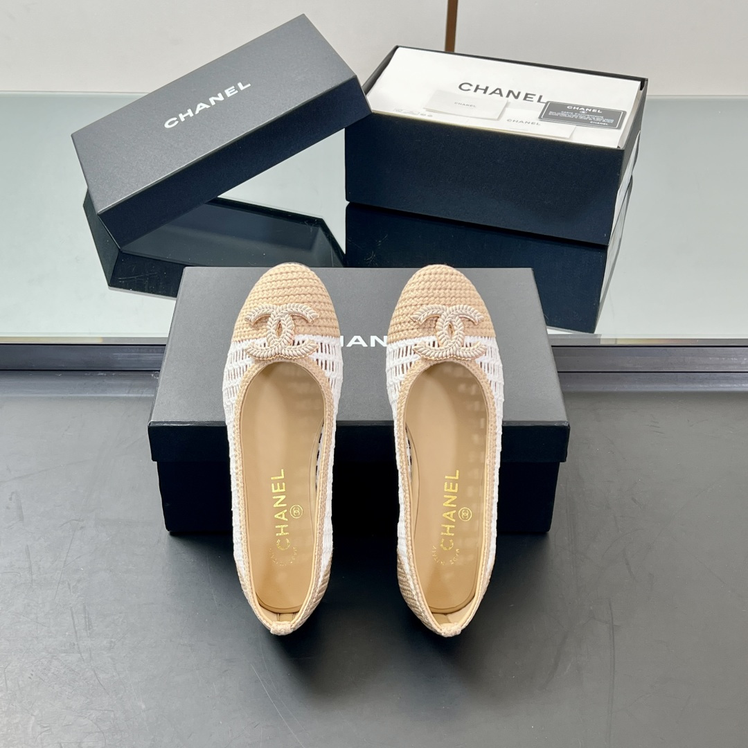 NO:386497,[Mainly recommended model] High-end version!  2025 new Xiaoxiang warp knitted hollow ballet shoes flat color-blocked double C-buckle single shoes sandals Sling-back was released in 1957, and then two-tone design became the classic work of Chane! The two-color design is simple and exquisite, the square toe is generous and elegant, visually elongating the leg lines, the color of the toe creates a color difference, the rear lace-up design is simple and elegant, a pair of classic styles that can be worn for a hundred years, worth entering!! Original custom woven upper, heel height 2Cm, sole Italian leather outsole, size 35-39 (34, 40, 41 custom-made, no return and exchange) The counter is exquisitely packaged, ballet shoes, chanel, sandals, Leather soles19860909【主推款】 高版本！2025新款小香经编织镂空芭蕾舞鞋平底拼色双C扣单鞋 凉鞋 Sling-back于1957年问世,之后two-tone设计成为chane*经典之作! 双色设计简约精美,方头大方气质,从视觉上拉长腿部线条,鞋头颜色产生了色差感,后系带设计简洁优雅,一双能穿百年的经典款,值得一入!! 鞋面原版定制编织 跟高2Cm 鞋底意大利真皮大底 码数35-39（34、40、41定制不退换） 专柜全套精美包装,芭蕾舞鞋,chanel,sandals,Leather soles,Women's Shoes