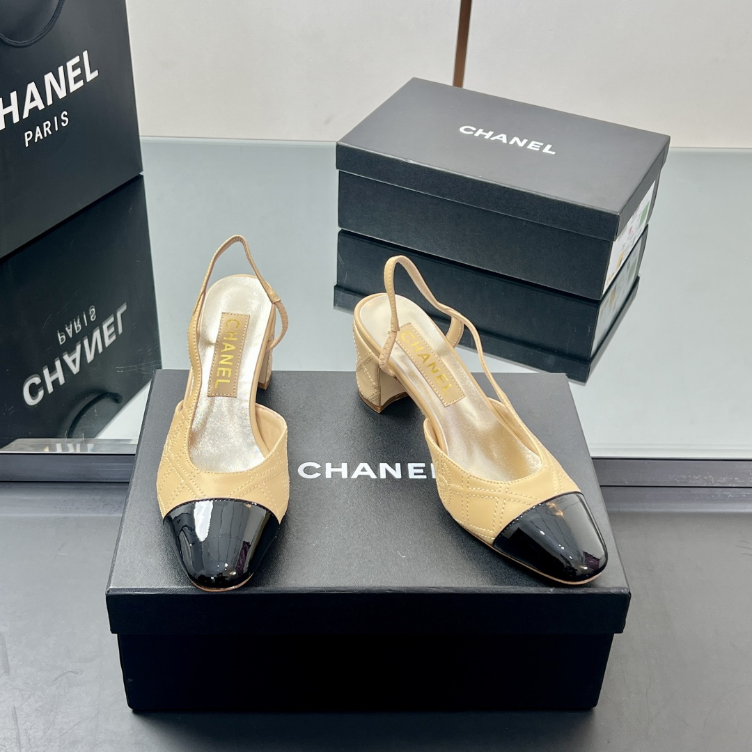 NO:386642,【Mainly recommended style】 Xiaoxiang Slingback classic series spliced ​​thick heel sandals single shoes. Fashionable classic sandals that all stars like. Simple and elegant, retro and intellectual. This pair can decorate your wardrobe all year round. The original counter is purchased and opened with mold, and the details are magnified and compared at will. Material is original customized fabric. Inner footbed sheepskin. Outsole original Italian leather outsole. Size35~39 (34, 40, 41, 42 customized, no return or exchange) Heel height is 2.5CM, 6.5cm, (9cm) The original counter top luxury full package, sandals, sandals, sheepskin, Leather soles19860909【主推款】 小香Slingback经典系列拼接粗跟凉鞋单鞋 全明星都喜欢的时尚经典凉鞋 简洁优雅、复古知性,这一双就能装扮一年四季你的衣橱 专柜原版购入开模,细节随意放大对比 材质原版定制面料 内里垫脚胎羊皮 大底原版意大利真皮大底 Size35～39（34、40、41、42定制不退换） 跟高2.5CM、6.5cm,（9cm的） 原版专柜顶级豪华全套包装,凉鞋,sandals,sheepskin,Leather soles,Women's Shoes