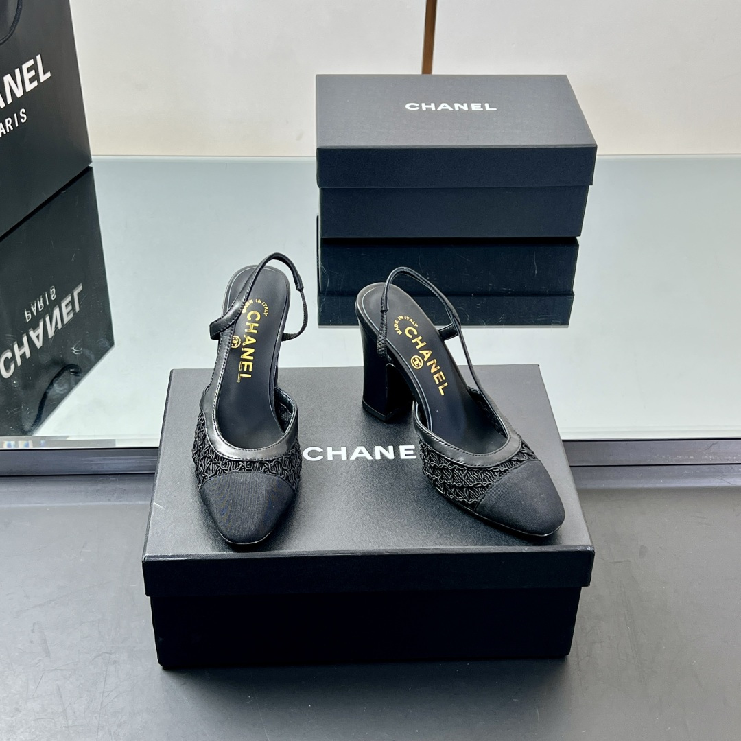 NO:722304,[Main recommendation] Xiaoxiang Slingback classic series spliced thick heel sandals. Fashionable classic sandals that are loved by all stars. Simple, elegant, retro and intellectual, this pair can dress up your wardrobe all year round. Purchase the original version from the counter to open the mold, and you can enlarge and compare the details at will. Material: original customized fabric, lining of foot-padded sheepskin. Outsole, original Italian leather outsole. Size 35~39 (34, 40, 41, 42 customized are not returnable)  Heel height 9.5CM (can be made into 2.5cm, 6.5cm) Original counter top luxury complete package, sandals, sandals, sheepskin, Leather soles19860909【主推款】 小香Slingback经典系列拼接粗跟凉鞋单鞋 全明星都喜欢的时尚经典凉鞋 简洁优雅、复古知性,这一双就能装扮一年四季你的衣橱 专柜原版购入开模,细节随意放大对比 材质原版定制面料 内里垫脚胎羊皮 大底原版意大利真皮大底 Size35～39（34、40、41、42定制不退换） 跟高9.5CM（可以做2.5cm,6.5cm） 原版专柜顶级豪华全套包装,凉鞋,sandals,sheepskin,Leather soles,Women's Shoes