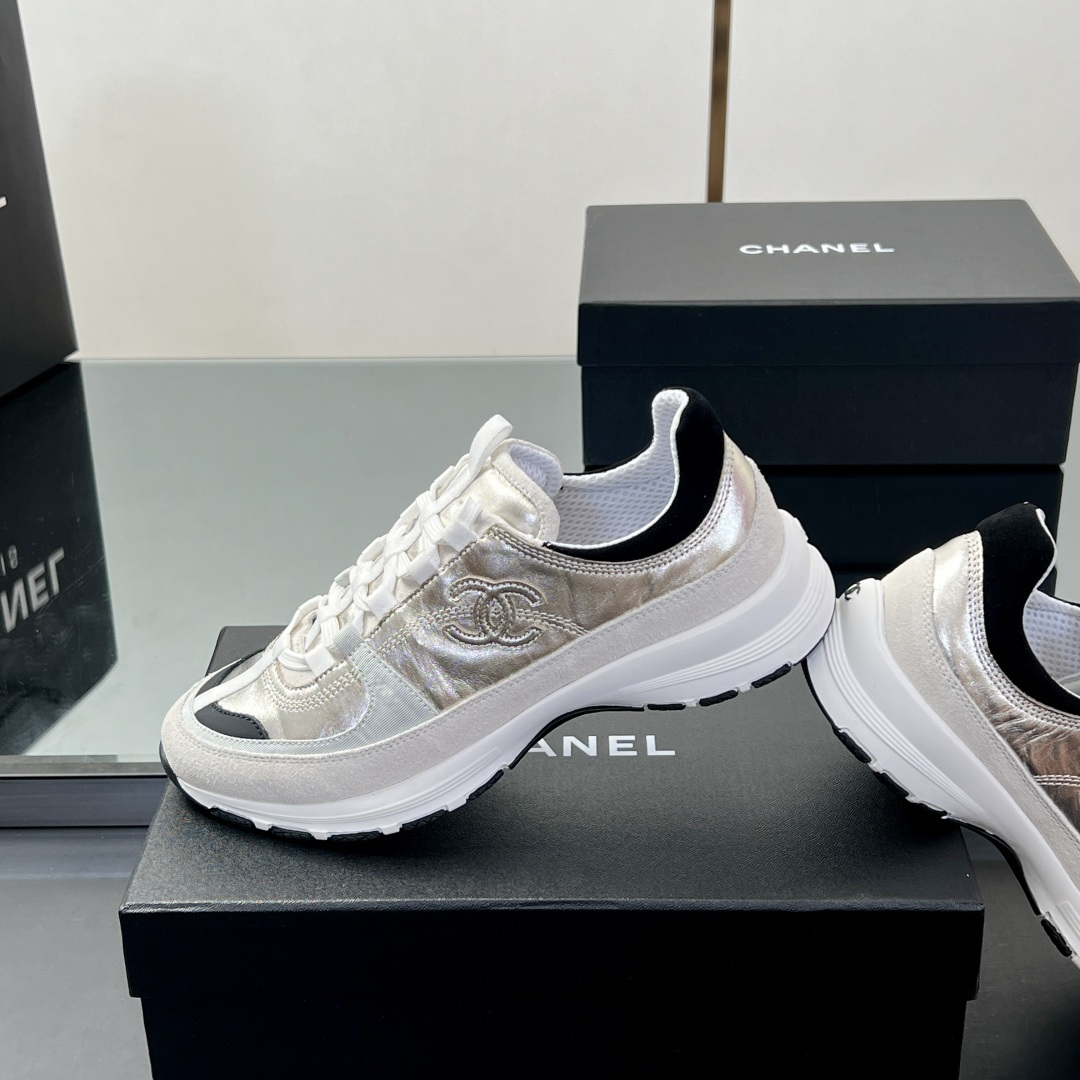 NO:747455,[Top version] (No bargaining) CHANEL 25a spring and summer sports series The top out-of-stock model in spring and summer, a classic hit, my true love, the series is out of stock everywhere in the counters and it is difficult to buy even if you have money. It is a must-have for all major bloggers. The classic is super versatile and can be worn casually. It is now on sale!  Purchased two pairs of originals at a high price, carefully manufactured in a one-to-one mold, a complete set of molds for uppers and outsole accessories, original custom-made metallic calfskin for uppers, air-pressure technology for original molded leather, three-dimensional and smooth uppers, original molded multi-layer combination outsole, size 35-40 (41 custom-made, non-refundable), casual shoes/sports shoes, chanel, sneakers, cowhide19860909【顶级版本】（不议价） CHANEL 25a春夏运动系列 春夏顶级断货王,经典大爆款,我的真爱吖,专柜哪哪都断货有钱都很难买到系列,各大博主人手必备,经典超百搭,随意穿搭拿捏的稳稳的,现已登陆发售！ 高价购入两对原版 一比一开模精心制造 鞋面大底配件全套开模 鞋面原版定制金属小牛皮 原版开模皮料空压工艺 鞋面立体流畅 原版开模多层组合大底 码数35-40（41定做不退换）,休闲鞋/运动鞋,chanel,sneakers,cowhide,Women's Shoes