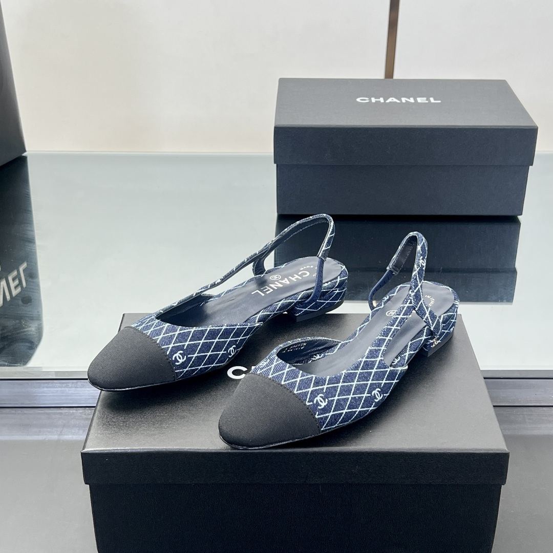 NO:647251,[Higher version] Available for a long time Xiaoxiang Slingback classic series spliced thick heel sandals. Fashionable classic sandals loved by all stars. Simple, elegant, retro and intellectual, this pair can decorate your wardrobe all year round. Purchase the original version at the counter to open the mold, you can enlarge and compare the details at will. Material Upper special mixed sheepskin spliced twill weave. Lining foot pads. Sheepskin outsole. Original Italian leather outsole Size 35~42 (41, 43 customized are not returnable)  Original counter top luxury complete package, sandals, sandals, sheepskin, Leather soles19860909【高版本】长期有货 小香Slingback经典系列拼接粗跟凉鞋单鞋 全明星都喜欢的时尚经典凉鞋 简洁优雅、复古知性,这一双就能装扮一年四季你的衣橱 专柜原版购入开模,细节随意放大对比 材质鞋面特殊混种羊皮拼接斜纹织布 内里垫脚胎羊皮 大底原版意大利真皮大底 Size35～42（41、43定制不退换） 原版专柜顶级豪华全套包装,凉鞋,sandals,sheepskin,Leather soles,Women's Shoes