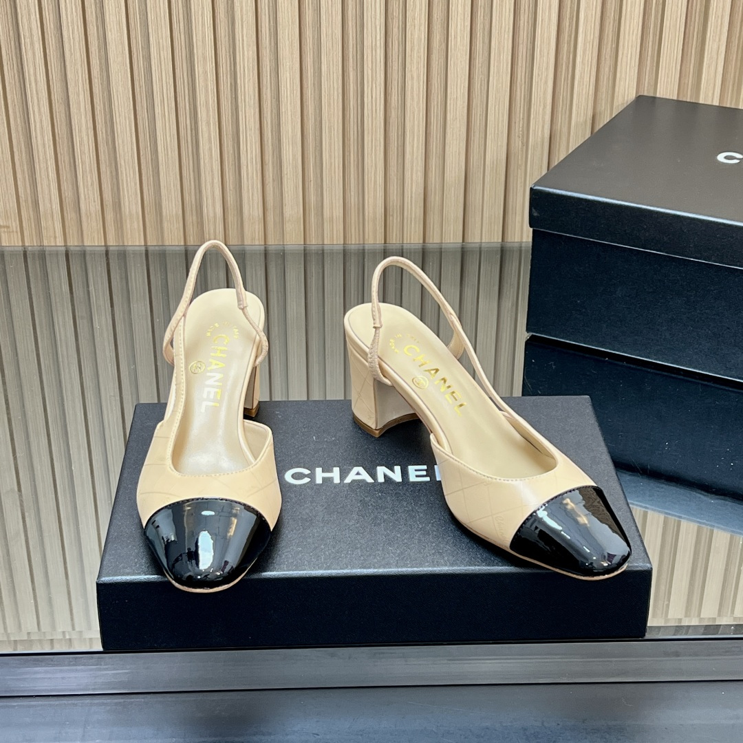 NO:647271,[Main Recommendation] (Glue LOGO model - customer-ordered real shot) Xiaoxiang Slingback classic series spliced thick heel sandals. Fashionable classic sandals that all stars like. Simple, elegant, retro and intellectual, this pair can decorate your wardrobe all year round. Purchase the original version from the counter to open the mold, and you can enlarge and compare the details at will. Material: original custom fabric, lining, lambskin, outsole, original Italian leather outsole, Size 35~39 (34, 40, 41, 42 customized are not returnable)  Heel height 2.5CM (can be made into 6.5cm, 9cm) Original counter top luxury complete package, sandals, sandals, sheepskin, Leather soles19860909【主推款】（滴胶LOGO款-客订实拍） 小香Slingback经典系列拼接粗跟凉鞋单鞋 全明星都喜欢的时尚经典凉鞋 简洁优雅、复古知性,这一双就能装扮一年四季你的衣橱 专柜原版购入开模,细节随意放大对比 材质原版定制面料 内里垫脚胎羊皮 大底原版意大利真皮大底 Size35～39（34、40、41、42定制不退换） 跟高2.5CM（可以做6.5cm,9cm） 原版专柜顶级豪华全套包装,凉鞋,sandals,sheepskin,Leather soles,Women's Shoes