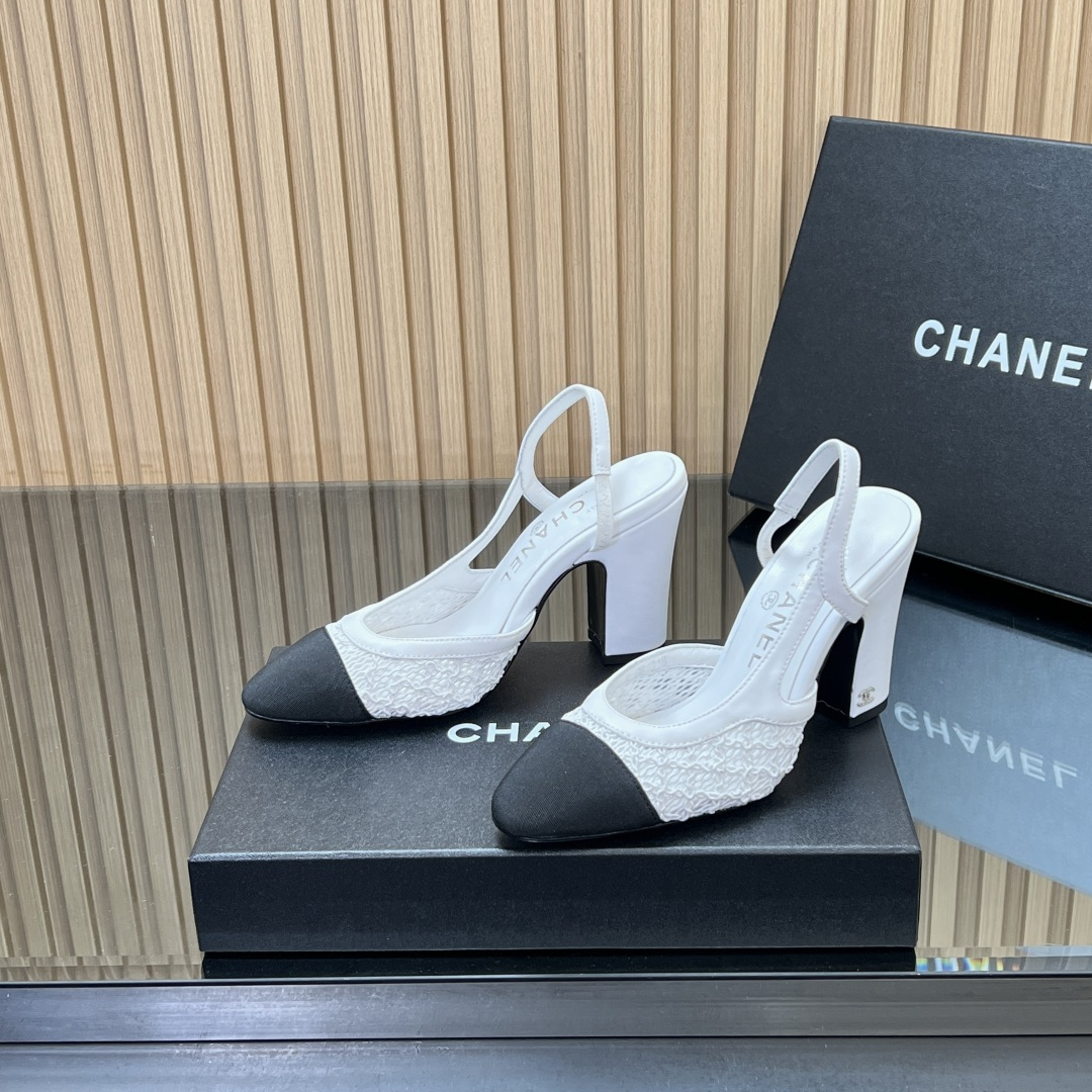 NO:647282,[Higher version] (Real shot for large orders) Xiaoxiang Slingback classic series spliced thick heel sandals. Fashionable classic sandals loved by all stars. Simple, elegant, retro and intellectual, this pair can decorate your wardrobe all year round. Original purchased from the counter to open the mold, details can be enlarged and compared at will. Material: upper calf patent leather, lining foot-padded sheepskin outsole, original Italian leather outsole Size 35~39 (40-43 customized, non-returnable)  Original counter top luxury complete package, sandals, sandals, sheepskin, Leather soles19860909【高版本】（订单大货实拍） 小香Slingback经典系列拼接粗跟凉鞋单鞋 全明星都喜欢的时尚经典凉鞋 简洁优雅、复古知性,这一双就能装扮一年四季你的衣橱 专柜原版购入开模,细节随意放大对比 材质鞋面小牛牛漆皮 内里垫脚胎羊皮 大底原版意大利真皮大底 Size35～39（40-43定制不退换） 原版专柜顶级豪华全套包装,凉鞋,sandals,sheepskin,Leather soles,Women's Shoes