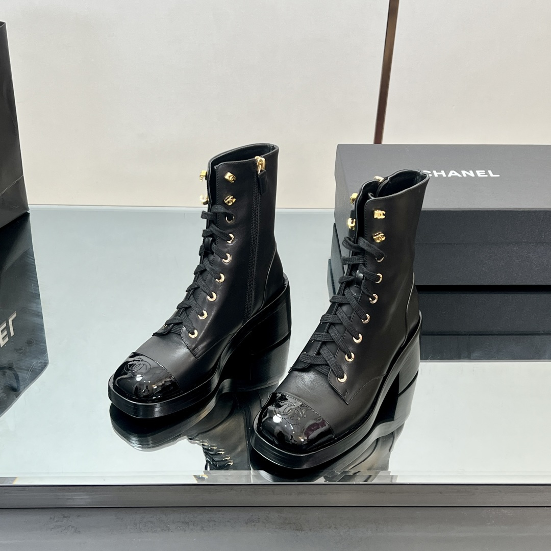 NO:544949,[High-up version] The official website synchronizes the new model!  CHANEL Xiaoxiang 25ss New lace-up Martin boots boots in Autumn and Winter, counter synchronizes!  !  This series is now available for sale!  !  Original version purchased and developed!  Simple electric embroidery double C-LOGO design. The shoe style is very good. The most versatile style is the highest version on the market. The simple style is more thoughtful and will be spent on the fabric and shoe style to achieve a delicate and lined feel while also having the leg-packing effect. Recommended!  Upper: Imported oil wax cowhide Inner: Sheepskin Outsole: genuine leather outsole rubber combination outsole Size35-39 (40 41 custom made without return), boots, chanel, boots, cowhide, sheepskin, Leather soles19860909【高版本】 官网同步新款！CHANEL 小香25ss 年秋冬新款系带马丁靴短靴 专柜同步！！本系列现已登陆发售！！原版购入开发！ 简约电绣双C- LOGO设计 鞋型非常赞 超级好穿又百搭的款式市面最高版 简约款更多的心思会花在面料和鞋型上要做到秀气有线条感同时又兼具包腿效果走实力推荐！ 鞋面:进口油蜡牛皮 内里:羊皮 大底:真皮大底橡胶组合大底 Size35-39（40 41 订做不退换）,靴子,chanel,boots,cowhide,sheepskin,Leather soles,Women's Shoes