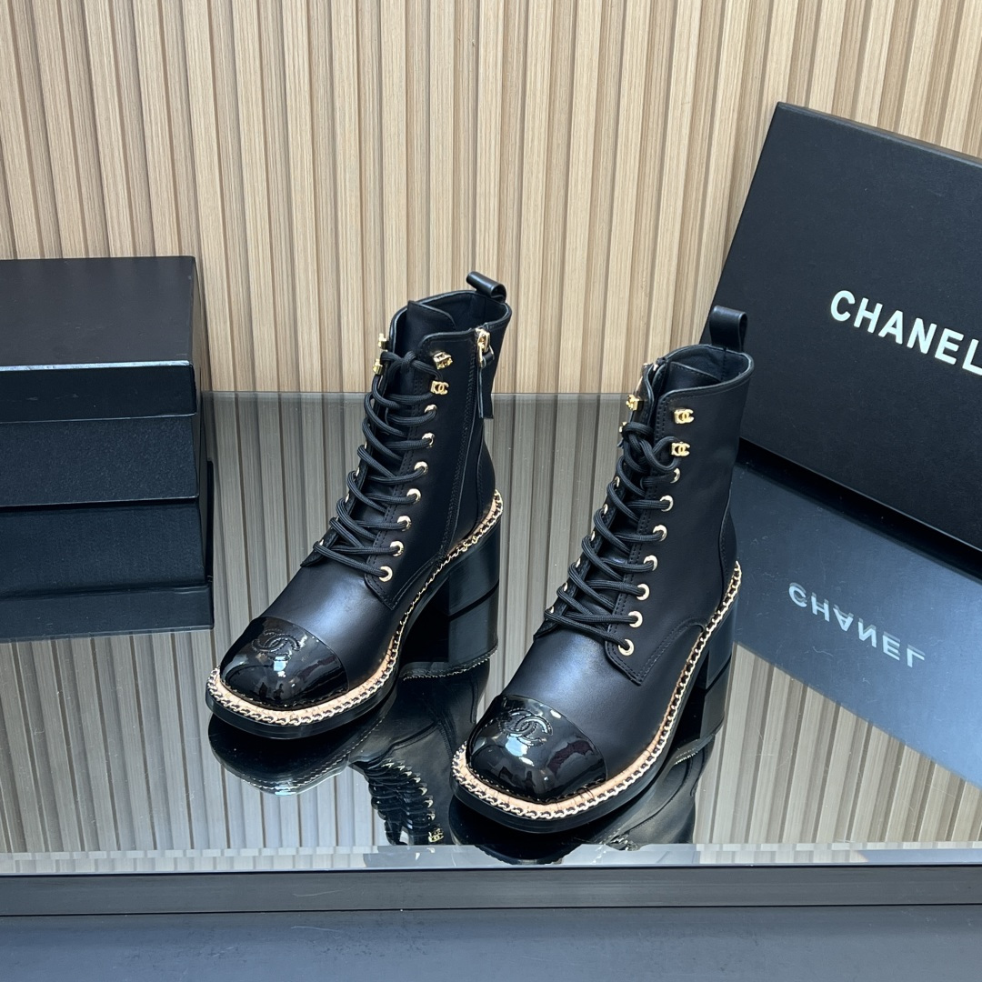 NO:544942,【High-up version】 Chain boots!  CHANEL Xiaoxiang 25ss New lace-up Martin boots boots in Autumn and Winter, counter synchronizes!  !  This series is now available for sale!  !  Original version purchased and developed!  Simple electric embroidery double C-LOGO design. The shoe style is very good. The most versatile style is the highest version on the market. The simple style is more thoughtful and will be spent on the fabric and shoe style to achieve a delicate and lined feel while also having the leg-packing effect. Recommended!  Upper: Imported cowhide patent leather Inner: Sheepskin Outsole: genuine leather outsole rubber combination outsole Size35-39 (40 41 custom made without return), boots, chanel, boots, cowhide, sheepskin, Leather soles19860909【高版本】 链条短靴！CHANEL 小香25ss 年秋冬新款系带马丁靴短靴 专柜同步！！本系列现已登陆发售！！原版购入开发！ 简约电绣双C- LOGO设计 鞋型非常赞 超级好穿又百搭的款式市面最高版 简约款更多的心思会花在面料和鞋型上要做到秀气有线条感同时又兼具包腿效果走实力推荐！ 鞋面:进口牛皮漆皮 内里:羊皮 大底:真皮大底橡胶组合大底 Size35-39（40 41 订做不退换）,靴子,chanel,boots,cowhide,sheepskin,Leather soles,Women's Shoes