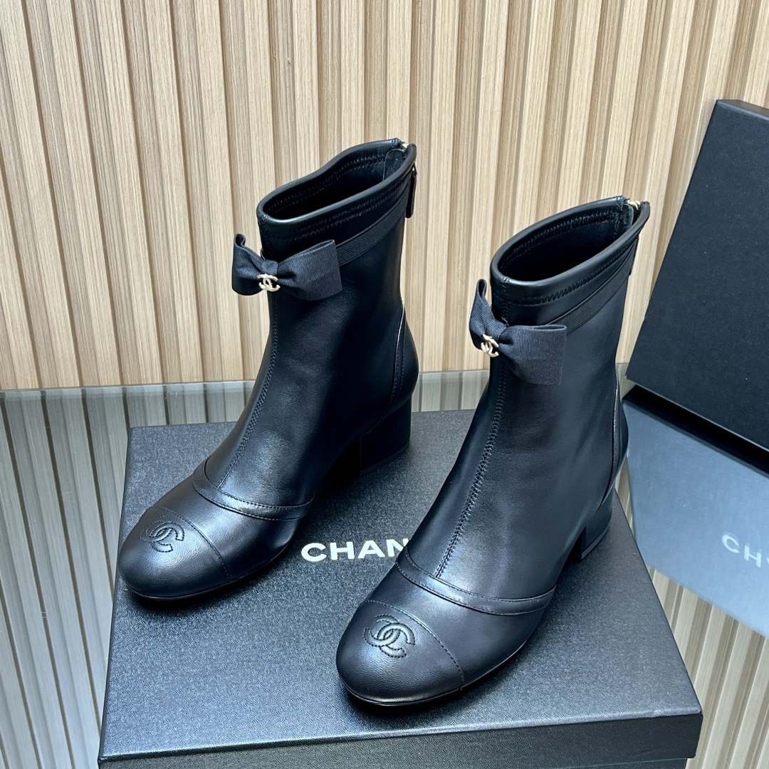 NO:544956,[Top version] The official website synchronizes the new Chanel 25s early autumn catwalk style bow elastic short boots. The must-have item for this season in autumn and winter!  Chanel loves simple and irresistible styles, and matches them to show a unique style of dressing. A must-have shoe cabinet for fashion experts!  Simple toe-head splicing and collision of different materials inadvertently revealed elegance and exquisiteness, the feet are like walking on flat ground, and there is no fatigue at all. The upper elastic lambskin + sheepskin inner sheepskin outsole Italian leather outsole heel height 5cm size 35-39 (40.41, 42 custom-made without return), boots, chanel, chanel, boots, sheepskin, Leather soles19860909【顶级版本】 官网同步新款 Chanel 小香25s早秋走秀款蝴蝶结弹力短靴 本季秋冬季节必备单品！香奈儿女士钟爱简约又难以抗拒系 搭配展现与众不同的穿搭风格.时尚达人鞋柜必备款！ 简单的鞋头不同材质拼接碰撞不经意流露出的优雅精致,上脚如履平地 一点不累脚 鞋面弹力小羊皮+羊皮 内里羊皮里 大底意大利真皮大底 跟高5cm size35-39（40.41,42定制不退换）,靴子,chanel,chanel,boots,sheepskin,Leather soles,Women's Shoes