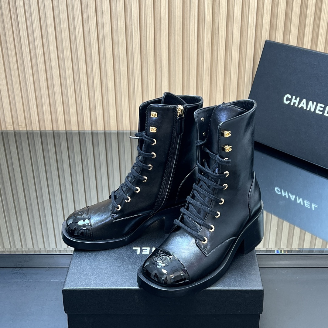 NO:545001,[High-up version] The official website synchronizes the new model!  CHANEL Xiaoxiang 25ss New lace-up Martin boots boots in Autumn and Winter, counter synchronizes!  !  This series is now available for sale!  !  Original version purchased and developed!  Simple electric embroidery double C-LOGO design. The shoe style is very good. The most versatile style is the highest version on the market. The simple style is more thoughtful and will be spent on the fabric and shoe style to achieve a delicate and lined feel while also having the leg-packing effect. Recommended!  Upper: Imported oil wax cowhide Inner: Sheepskin Outsole: genuine leather outsole rubber combination outsole Size35-39 (40 41 custom made without return), boots, chanel, boots, cowhide, sheepskin, Leather soles19860909【高版本】 官网同步新款！CHANEL 小香25ss 年秋冬新款系带马丁靴短靴 专柜同步！！本系列现已登陆发售！！原版购入开发！ 简约电绣双C- LOGO设计 鞋型非常赞 超级好穿又百搭的款式市面最高版 简约款更多的心思会花在面料和鞋型上要做到秀气有线条感同时又兼具包腿效果走实力推荐！ 鞋面:进口油蜡牛皮 内里:羊皮 大底:真皮大底橡胶组合大底 Size35-39（40 41 订做不退换）,靴子,chanel,boots,cowhide,sheepskin,Leather soles,Women's Shoes
