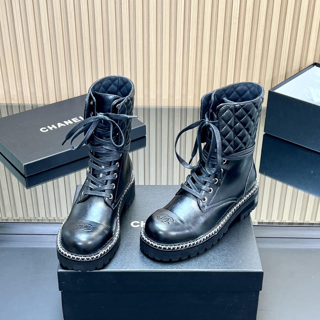 NO:544994,[Top version] CHANE*｜Xiaoxiang chain lace-up short boots, classic and simple rhombus Martin boots, mid-calf boots, a must-have item for autumn and winter this season!  Ms. Chanel loves simple yet irresistible combinations to show off her unique style. A must-have for fashionistas’ shoe cabinets!  The simple electric embroidered double C LOGO inadvertently reveals the elegance and sophistication, making the feet feel like walking on the ground without tiring the feet at all. The fabric is original customized calfskin, sheepskin lining, sheepskin lining. Outsole: original molded rubber outsole. Shoe size: 35-39 (40/41 customization is non-refundable), boots, chanel, chanel, boots, cowhide, sheepskin.19860909【顶级版本】 CHANE*｜小香链条系带短靴 经典简约菱格马丁靴 中筒靴 本季秋冬季节必备单品！香奈儿女士钟爱简约又难以抗拒系 搭配展现与众不同的穿搭风格.时尚达人鞋柜必备款！ 简单的电绣双C LOGO不经意流露出的优雅精致,上脚如履平地 一点不累脚 面料原版定制小牛皮 内里羊皮 内里羊皮 大底: 原版开模橡胶大底 鞋码:35-39码（40/41定制不退换）,靴子,chanel,chanel,boots,cowhide,sheepskin,Women's Shoes