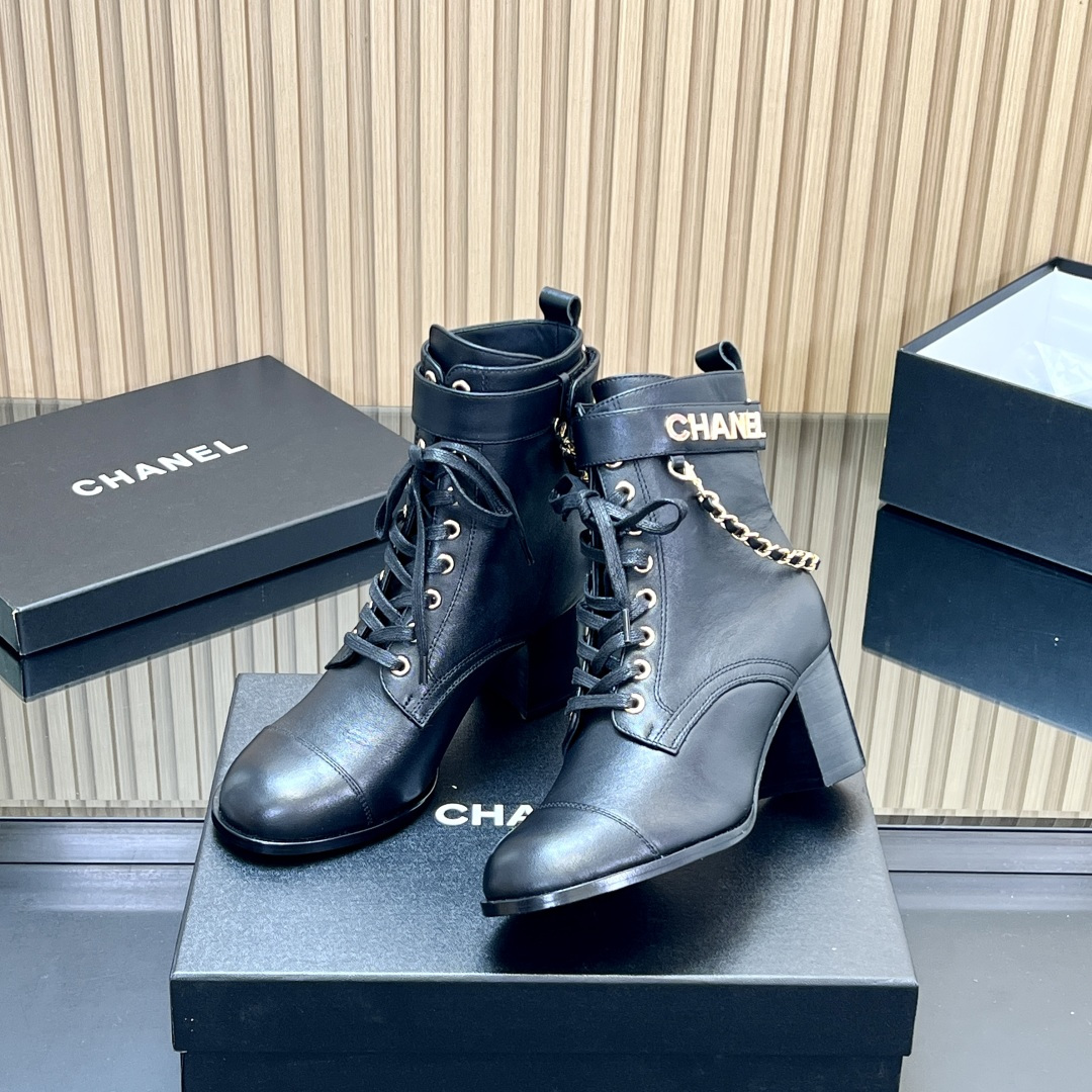NO:544980,【Top version】 Correct and higher version!  CHANEL small fragrance chain thick heel high heel boots, letter Velcro lace-up Martin boots. CHANEL 2025 new short boots are really not greasy. They are simple and generous. They have the elegant and famous temperament of Xiangjia, super durable. Chanel, which is more fragrant as time goes by, is highly recommended. It looks good and comfortable. It is matched with mid-tube socks skirts and pants. It looks simple but it will immediately have a long leg effect on the feet. It is simple and unique, adding a touch of handsomeness. The upper is cowhide and mixed with sheep skin inside. It is soft and sweat-absorbing and breathable!  Outsole Italian leather sole SIZE:35-39 (40-42 codes customized without return) Original exquisite packaging for packaging counter., boots, chanel, chanel, chanel, boots, skirts, cowhide, sheepskin, Leather soles19860909【顶级版本】 正确高版本！CHANEL小香链条粗跟高跟短靴、字母魔术贴系带马丁靴 CHANEL2025新款短靴真的是看不腻,简单大方,拥有香家优雅名媛气质,超级耐看,越穿越香的香奈儿,笔芯力荐 好看又舒适 搭配中筒袜裙子裤子都是无敌美 看起来款式简约 但上脚马上自带拉长腿效果 简单不失个性 又增添一抹帅气感 鞋面牛皮 内里混种羊羊皮里 柔软吸汗透气！ 大底意大利真皮大底 SIZE:35-39（40-42码订做不退换） 包装专柜原版精美包装.,靴子,chanel,chanel,chanel,boots,skirts,cowhide,sheepskin,Leather soles,Women's Shoes