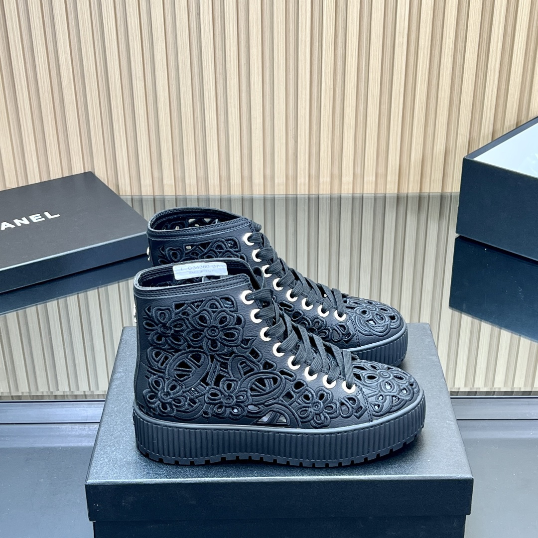 NO:544968,[Top version] CHANEL | Xiaoxiang laser electric embroidered hollow short boots and sandals. A pair of boots in the entire network allows the goddess to wear all seasons, which is fashionable, casual, high-end and elegant. The foot feels very comfortable, the leather is super soft, and imported cowhide adds exquisite laser electric embroidered hollow flowers, the lace-up design is small and playful and invincible, and the white milk is very well-behaved and girlish. A versatile item is suitable for any occasion in the four seasons wardrobe!  The upper is imported cowhide, the inner lining is all sheepskin, the original molded TPU anti-slip sole, size 35-39 (customized by 40-42), boots, chanel, boots, cowhide, sheepskin19860909【顶级版本】 CHANEL｜小香激光电绣镂空短靴、凉靴 全网一双让女神可以穿四季的靴子,时尚休闲高端大气. 脚感很舒适 皮质超级柔软 进口牛皮增加精致的激光电绣镂空花朵、系带设计小俏皮又无敌舒适,白色系奶乎乎穿起来很乖的少女感. 四季衣橱中任意场合都适用百搭单品！ 鞋面采用进口牛皮 内里均为羊皮 原版开模的TPU防滑大底 码数35-39（40-42定制）,靴子,chanel,boots,cowhide,sheepskin,Women's Shoes