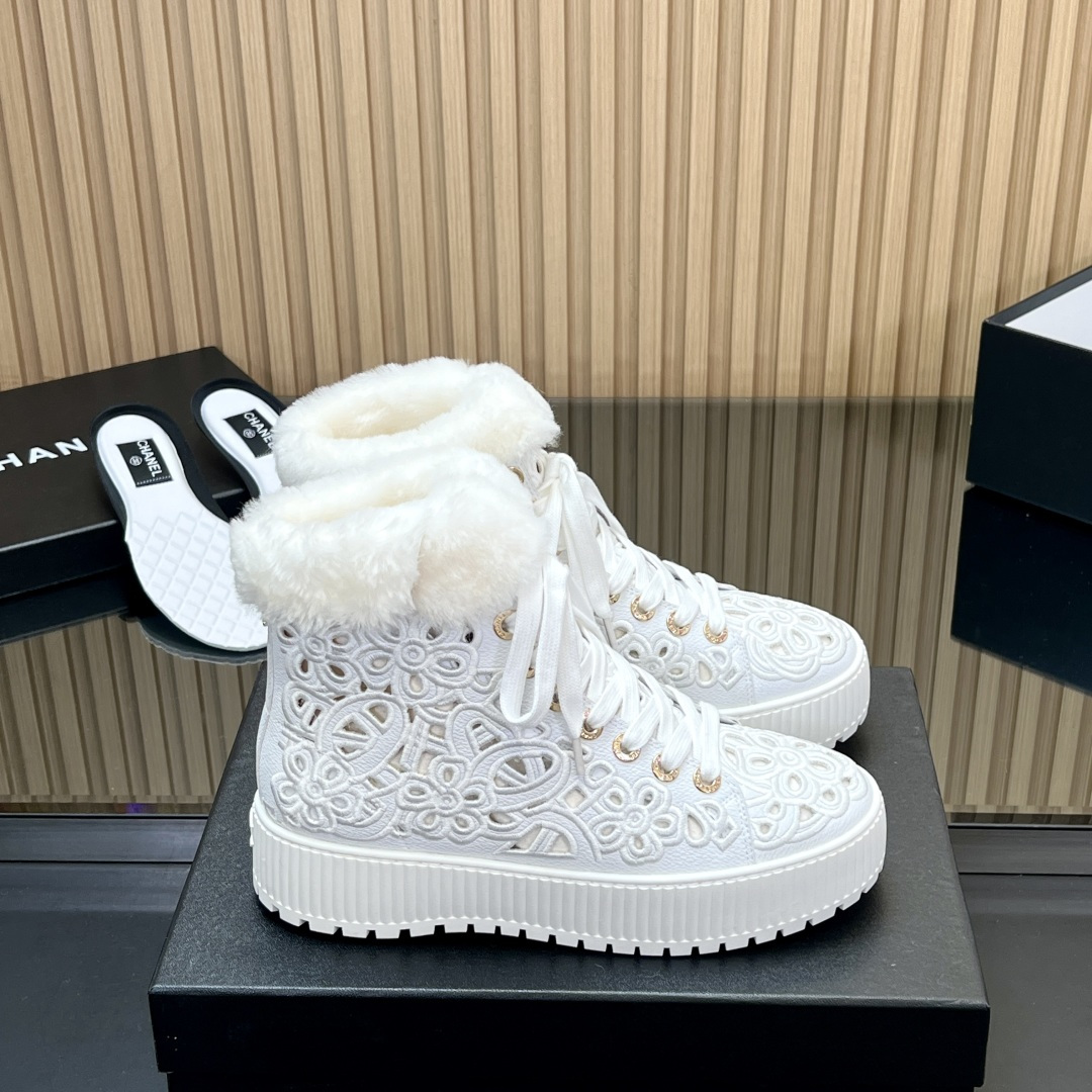 NO:544974,[Top version] (with wool shoe cover) CHANEL | Xiaoxiang laser electric embroidered hollow short boots and sandals. A pair of full network allows goddesses to wear boots for all seasons, fashionable, casual, high-end and atmospheric. The foot feels very comfortable, the leather is super soft, and imported cowhide adds exquisite laser electric embroidered hollow flowers, the lace-up design is small and playful and invincible, and the white milk is very well-behaved and girlish. A versatile item is suitable for any occasion in the wardrobe in the four seasons!  The upper is imported cowhide, the inner lining is all sheepskin, the original molded TPU anti-slip sole, size 35-39 (customized by 40-42). Warm reminder When installing wool shoe covers, remove the single insole first, and it is normal to wear the real wool shoe covers a little tight at the beginning. The wool will become loose after pressing down for a few times), boots, chanel, boots, cowhide, sheepskin19860909【顶级版本】（带羊毛鞋套） CHANEL｜小香激光电绣镂空短靴、凉靴 全网一双让女神可以穿四季的靴子,时尚休闲高端大气. 脚感很舒适 皮质超级柔软 进口牛皮增加精致的激光电绣镂空花朵、系带设计小俏皮又无敌舒适,白色系奶乎乎穿起来很乖的少女感. 四季衣橱中任意场合都适用百搭单品！ 鞋面采用进口牛皮 内里均为羊皮 原版开模的TPU防滑大底 码数35-39（40-42定制） 温馨提示装羊毛鞋套的时候、先把单的鞋垫卸下来、真羊毛鞋套刚开始穿有点紧是正常现象,穿几回羊毛压下去就会变松）,靴子,chanel,boots,cowhide,sheepskin,Women's Shoes
