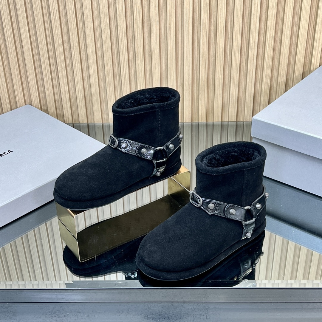 NO:543399,[Top Quality] BALENCIAGA 25ss autumn and winter new snow boots and ski series high boots and thick-soled warm big-toe boots!  Skiwear's latest Alaska snow boots, genuine RMB19630 purchased and developed, perfect replica, designer launches exploring the concept of originality and appropriation in the fashion industry, paying tribute to inheritance and classics with a new series, breaking the conventional design with the iconic Balenciaga abstract, collides with a humorous and harmonious new ideas, and replicas of the original one-to-one fabric, custom high mercerized beef matte (not ordinary ox back velvet) outsole original molded sole Size: 35-40 (40, no return or exchange) with original packaging, furry shoes, snow boots, balenciaga, balenciaga, boots19860909【顶级品质】 BALENCIAGA巴黎世家25ss秋冬新款雪地靴滑雪系列高靴松糕厚底保暖大头靴！ skiwear最新款阿拉斯加雪地靴 正品RMB19630购入开发 完美复刻 设计师推出探索时尚界对于原创与挪用的概念、以全新系列致敬传承与经典 以标志性Balenciaga抽象打破常规设计 碰撞出诙谐又和谐的新创意、原版一比一复刻 面料原版定制高丝光牛磨砂（非普通牛反绒） 大底 原版开模鞋底 码数:35-40（40 定不退换） 配原版包装,毛毛鞋雪地靴,balenciaga,balenciaga,boots,Women's Shoes