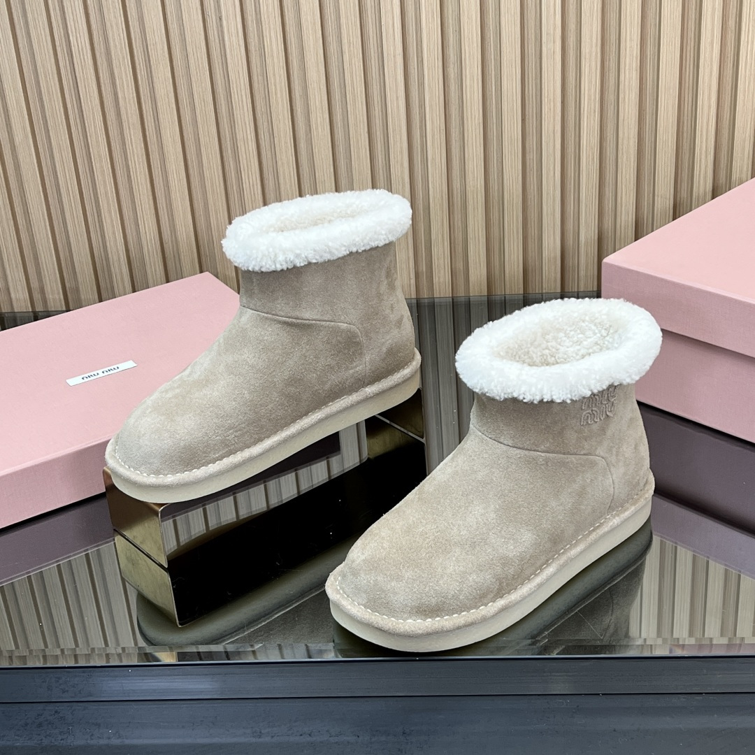 NO:543401,[Top version] MiuMiu 25ss autumn and winter catwalk wool short boots snow boots fur shoes often appear on the covers of major fashion magazines·Everyone stars and bloggers all over the world love it. The strap design makes you look more elegant, and the one that is amazing to your feet. You won’t regret it when you close your eyes. It’s very comfortable and stable to wear. It’s salty and sweet when you match it (ZP developed hardware, customized colors) The upper is imported high mercerized beef velvet inner lining imported wool sole ZP open mold sole Size35-41 (40 41 customized without return or exchange), fur shoes snow boots, miumiu, boots19860909【顶级版本】 MiuMiu 缪缪 25ss秋冬走秀款 羊毛小短靴雪地靴毛毛鞋 经常出现在各大时装杂志封面·各路明星、小红书博主都有钟爱 搭配绑带设计更显优雅,上脚尤为惊艳到你的一款 闭眼入都是不会后悔·上脚非常舒服超级稳·搭配还是可咸可甜（ZP开发五金、订制颜色） 鞋面进口高丝光牛反绒 内里进口羊毛内里 鞋底ZP开模大底 Size35-41（40 41订做不退换）,毛毛鞋雪地靴,miumiu,boots,Women's Shoes