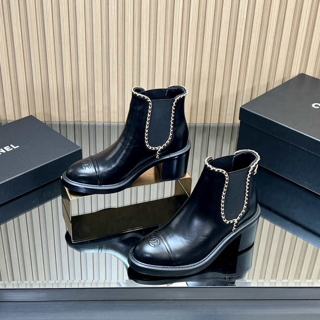 NO:543405,【Top version】 Correct and higher version!  CHANEL small fragrance chain thick heel high heel short boots and Martin boots CHANEL 2025 new short boots are really not greasy, simple and generous, with the elegant and famous temperament of Xiangjia, super durable, and the fragrance of Chanel, the refill is highly recommended, good-looking and comfortable, and it looks invincible with mid-tube socks skirts and pants. It looks simple but it will immediately have a long leg effect on the feet. It is simple and unique, adding a touch of handsomeness. Imported cowhide on the upper, mixed-bred sheepskin inside, soft and sweat-absorbing!  Large sole original mold-opening anti-slip large sole SIZE:35-39 (40-42 codes customized without return or exchange) Original exquisite packaging for packaging counter., boots, chanel, chanel, chanel, boots, skirts, cowhide, sheepskin19860909【顶级版本】 正确高版本！CHANEL小香链条粗跟高跟短靴、马丁靴 CHANEL2025新款短靴真的是看不腻,简单大方,拥有香家优雅名媛气质,超级耐看,越穿越香的香奈儿,笔芯力荐 好看又舒适 搭配中筒袜裙子裤子都是无敌美 看起来款式简约 但上脚马上自带拉长腿效果 简单不失个性 又增添一抹帅气感 鞋面进口牛皮 内里混种羊羊皮里 柔软吸汗透气！ 大底原版开模防滑大底 SIZE:35-39（40-42码订做不退换） 包装专柜原版精美包装.,靴子,chanel,chanel,chanel,boots,skirts,cowhide,sheepskin,Women's Shoes