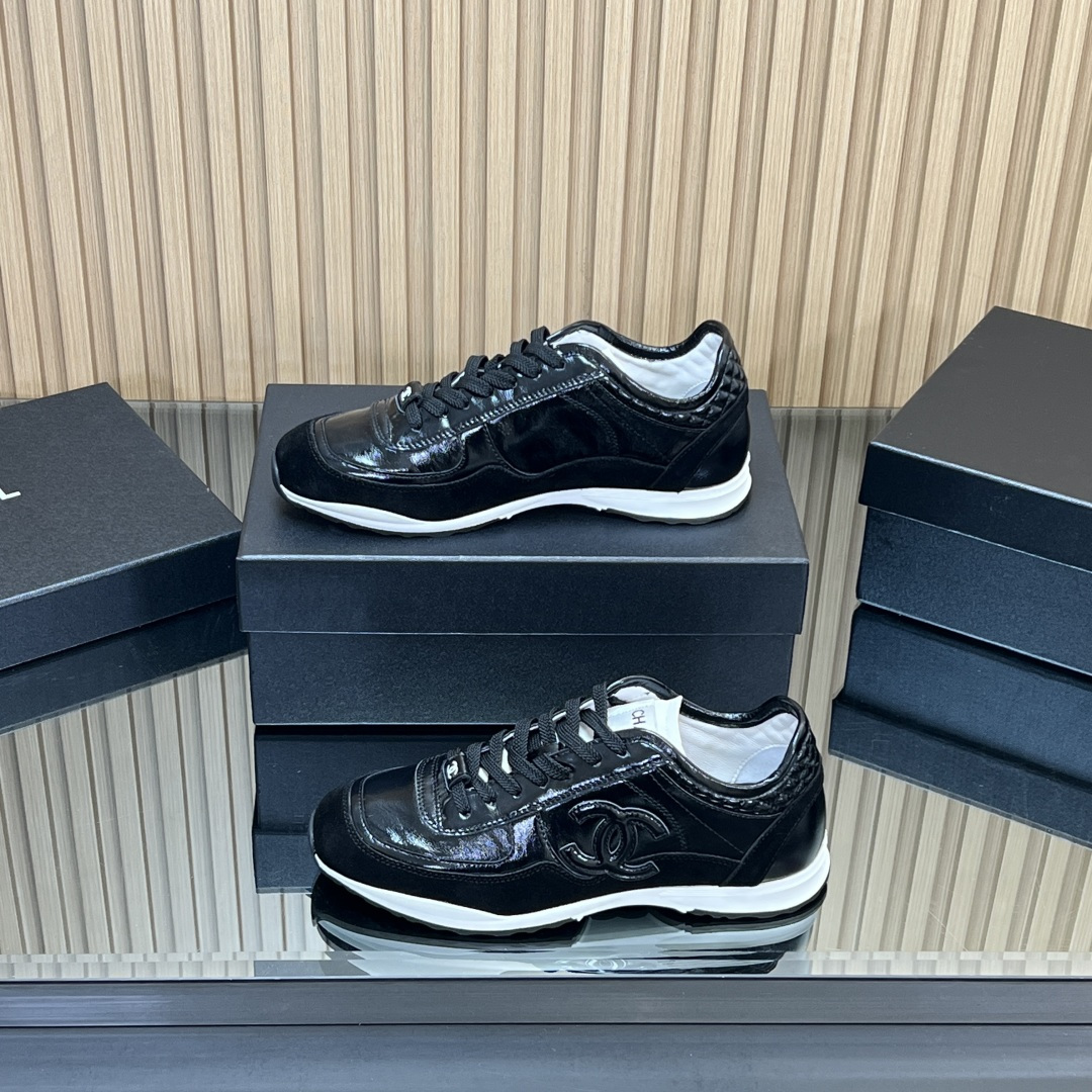 NO:544941,[Top version] Couple model upgraded version, top quality!  CHANEL 25p spring and summer new sports shoes are available on the official website. The counter is out of stock. The major bloggers are socially recommended every day. This season's new style is simply closed, with delicate and lively and beautiful feet. It is casual and casual and sporty style, cool and natural, interpreting Chanel's fashionable femininity. The overall customization makes all sports models on the market at that time become outdated. This series is now available for sale!  Real photos of my home details (original purchase and development, 1:1 correct version for making goods!) Pay attention to distinguishing the market's ordinary version (the style and material can be seen in the comparison details) Upper Original custom imported calfskin Inner Original one-to-one professional custom lambskin Outsole Original custom mold opening TPU combination sole Original full set of mold opening (not universal for market) Women's size 35-39 (40 custom made) Delivery counter exquisite packaging, casual shoes/sports shoes, chanel, chanel, sneakers, cowhide, sheepskin19860909【顶级版本】 情侣款 升级版本,顶级品质！CHANEL 25p春夏新款运动鞋 官网同步上 专柜断货王 各大博主社交日推款,这季新款简直闭眼入,上脚秀气灵动狂好看,率性的休闲运动风,飒爽又自然,演绎香奈儿的时髦女性气质,整体定制令当时市面上的所有运动款变得过时,本系列现已登陆发售！ 认准我家细节实拍（原版购入开发、1:1 做货的正确版！）注意区分市场普通版（版型和材质可以看对比细节） 鞋面 原版定制进口小牛皮 内里 原版一比一专业定制小羊皮 大底 原版定制开模TPU组合大底 原版全套开模 (非市场通用) 女码35-39(40定做) 配送专柜精美包装,休闲鞋/运动鞋,chanel,chanel,sneakers,cowhide,sheepskin,Women's Shoes