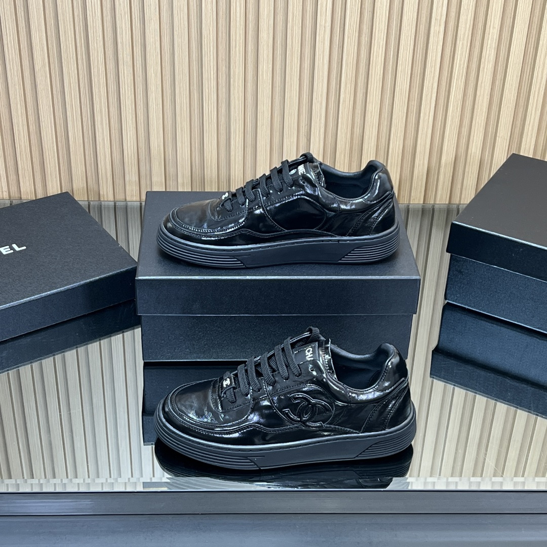 NO:544933,[Top version] Men's 40 couples Chanel Chanel latest series genuine leather sneakers Original purchase and development Made goods Xiaoxiang C home Another super hit counter, the love of internet celebrity bloggers and ladies, various praises from social platforms, popular super high texture and breathable super spring and summer, seeing this issue can always evoke the girl's inner demand for fashion Latest suede material Classic black and white color scheme Full of fashionable feeling on the feet Easy to take care of Fabric: Original custom cowhide Customized soft sheepskin lining Sole original molded TPU anti-slip sole 2.5CM thick sole Size: Women 35-40 Men 39-45 Delivery counter exquisite packaging, casual shoes/sports shoes, chanel, chanel, chanel, chanel, chanel, chanel, sneakers, cowhide, sheepskin, chamois leather19860909【顶级版本】男40 情侣款 Chanel香奈儿最新系列 真皮运动鞋 原版购入开发 做货 小香 C家 专柜又一超级大爆款,网红博主小姐姐们的挚爱,社交平台的各种夸赞,人气超高质感透气超级春夏,看到这期总能唤起少女内心对时髦的诉求 最新麂皮材质 经典黑白配色 上脚时髦感十足 容易打理 面料:原版定做牛皮 内里定制柔软羊皮里 鞋底原版开模TPU防滑大底 底厚2.5CM Size:女35-40 男39-45 配送专柜精美包装,休闲鞋/运动鞋,chanel,chanel,chanel,sneakers,cowhide,sheepskin,chamois leather,Women's Shoes