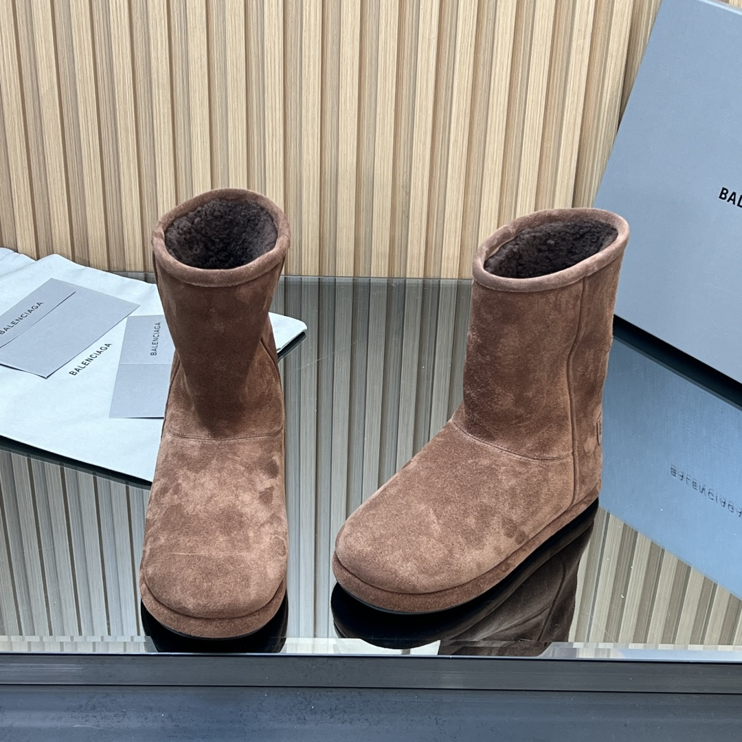 NO:564811,[Top quality] BALENCIAGA Balenciaga 25ss new autumn and winter snow boots ski series high boots platform thick-soled warm big-toe boots!  skiwear's latest Alaska snow boots. Authentic, purchased and developed for RMB 19,630. Perfect replica. The designer launches to explore the concept of originality and appropriation in the fashion industry, paying tribute to inheritance and classics with a new series. Breaking the conventional design with the iconic Balenciaga abstraction, colliding with new ideas that are witty and harmonious. The original version is reproduced one to one. The fabric is original and customized with high silk satin nubuck (not ordinary cow suede). Outsole. Original molded sole. Size: 35-40 (40)  Non-refundable) Comes with original packaging, snow boots, balenciaga, balenciaga, boots19860909【顶级品质】 BALENCIAGA巴黎世家25ss秋冬新款雪地靴滑雪系列高靴松糕厚底保暖大头靴！ skiwear最新款阿拉斯加雪地靴 正品RMB19630购入开发 完美复刻 设计师推出探索时尚界对于原创与挪用的概念、以全新系列致敬传承与经典 以标志性Balenciaga抽象打破常规设计 碰撞出诙谐又和谐的新创意、原版一比一复刻 面料原版定制高丝光牛磨砂（非普通牛反绒） 大底 原版开模鞋底 码数:35-40（40 定不退换） 配原版包装,雪地靴,balenciaga,balenciaga,boots,Women's Shoes