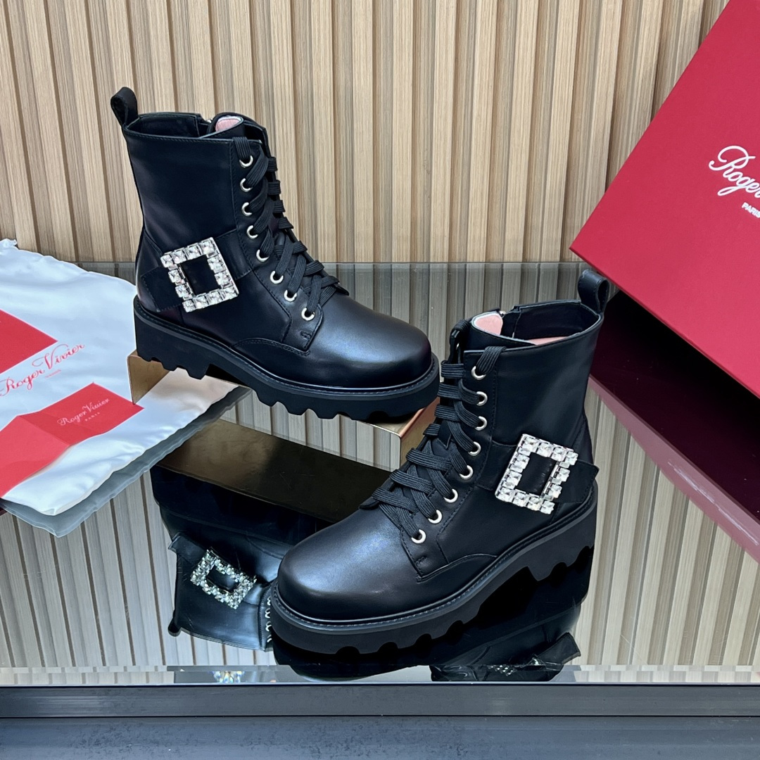 NO:564767,[RV New Style] 2025 New DViv' Rangers Leather Chelsea Boots Branded with Viv'  Rangers interprets the new urban fashion. This Chelsea boot is made of smooth leather, embellished with iconic metal buckles, and the rubber sole is stable and comfortable. Gentle and refined, fashionable and energetic, the upper is made of original calfskin, which is available in matte and patent leather.  Gold buckles and diamond buckles create two styles, and the luster and texture are completely restored. Sheepskin lining, 3.5cm rubber foam outsole, lighter and more wear-resistant than ordinary rubber. Different from other sports shoes, the overall style is elegant and delicate, suitable for various occasions, without being picky~~  Calfskin upper, sheepskin lining, rubber foam sole, sole thickness 3.5cm   Size 35-39 (40-41 customized, non-returnable), boots, boots, sneakers, cowhide, sheepskin19860909【RV新款】 2025新款 DViv' Rangers皮革切尔西靴 品牌以Viv' Rangers演绎都市新风尚,本款切尔西靴以光滑皮革制成,点缀标志性的金属饰扣,橡胶鞋底平稳舒适.斯文又精致,时尚有活力鞋面采用原版小牛皮,有哑光和漆皮两种材质分别搭配金扣和钻扣,打造两种风格,光泽质感都完全还原.内里羊皮,3.5cm橡胶发泡大底,比普通橡胶要更轻更耐磨不同于其他运动鞋,整体风格儒雅秀气,适用各种场合穿着,不挑脚哦～～ 鞋面小牛皮 内里羊皮 鞋底橡胶发泡大底 底厚3.5cm 码数35-39（40-41定做不退换）,靴子,boots,sneakers,cowhide,sheepskin,Women's Shoes