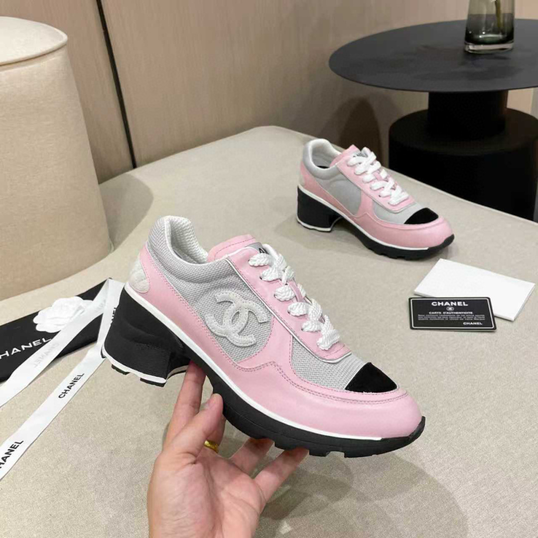 NO:747452,[Top Version] Popular model Chanel 25k autumn and winter new high-heeled color-blocked casual sports shoes. Weird, ugly, and cute. Out of stock at counters. Major bloggers recommend this style on social days. This season’s new style is simply eye-opening. The feet are delicate and smart, and it looks great. It has a casual casual sports style, cool and natural, and interprets Chanel’s fashionable femininity. The overall customization makes all sports models on the market at that time obsolete. This series is now available for sale!  Upper made of custom-made sheepskin mesh, lining breathable mesh outsole, original custom molded TPU combination outsole, original full set of molds, women's model 35-39 (customized for 40), casual shoes/sports shoes, chanel, chanel, sneakers, sheepskin19860909【顶级版本】 火爆款 Chanl 香奈儿25k秋冬新款高跟拼色休闲运动鞋 奇奇怪怪 丑萌丑萌 专柜断货王 各大博主社交日推款,这季新款简直闭眼入,上脚秀气灵动狂好看,率性的休闲运动风,飒爽又自然,演绎香奈儿的时髦女性气质,整体定制令当时市面上的所有运动款变得过时,本系列现已登陆发售！ 鞋面 采用定制进羊皮定制网布 内里 透气网布 大底 原版定制开模TPU组合大底 原版全套开模 女款35-39(40定做),休闲鞋/运动鞋,chanel,chanel,sneakers,sheepskin,Women's Shoes