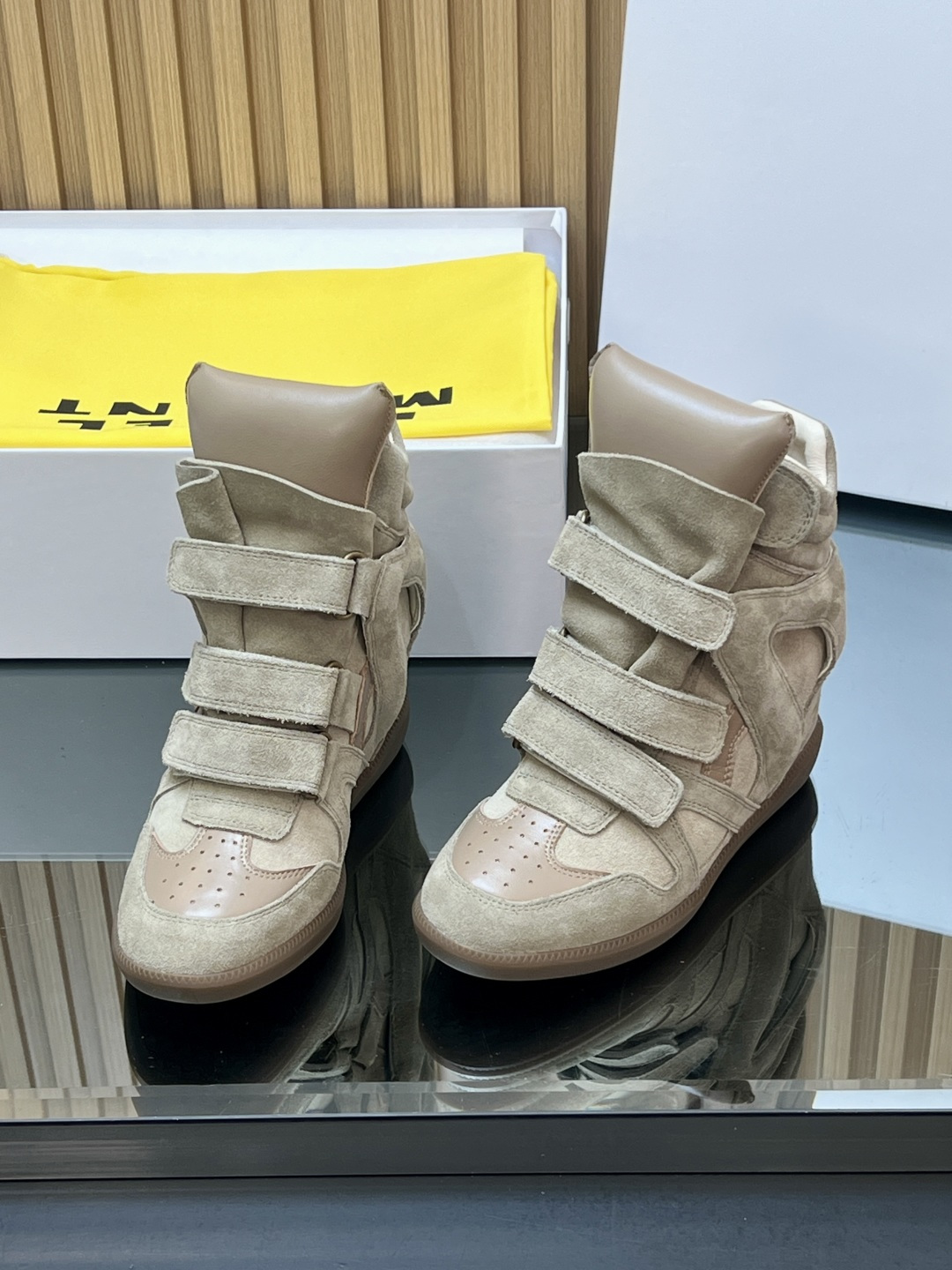 NO:647801,[Top version] ISABEL MARANT Isabel’s classic high-top shoes are highly recommended by INS internet celebrity bloggers!  A pair of simple yet high-end boots...the original 1:1 replica hidden-line outsole!  It feels particularly comfortable on your feet and can be worn with any outfit!  Super suitable for street photography, easy to wear. Isabel Marant first launched the brand's famous single product wedge sneakers Bekett in 2011. Soon, Marant became famous for this shoe, and cooperated with Converse, H&M and other brands. Upper cow suede/cowhide, lining sheepskin, large sole rubber outsole  Size35-39 (40, 41, 42 are custom-made and cannot be returned or exchanged), snow boots, converse, versace, boots, sneakers, cowhide, sheepskin19860909【顶级版本】 ISABEL MARANT 伊莎贝尔经典款高帮鞋 INS网红博主热推！一双简单又不失高级的靴子...原版1:1复刻隐线大底！脚感特别舒适 随意百搭！超级适合街拍,好穿有IsabelMarant 于 2011 年首次推出了品牌的著名单品坡跟运动鞋 Bekett.很快,Marant 就因这款鞋款而声名鹊起,并与 Converse、H&M 等品牌合作 鞋面牛反绒/牛皮 内里羊皮 大底橡胶大底 Size35-39（40、41、42订做不退换）,雪地靴,converse,versace,boots,sneakers,cowhide,sheepskin,Women's Shoes