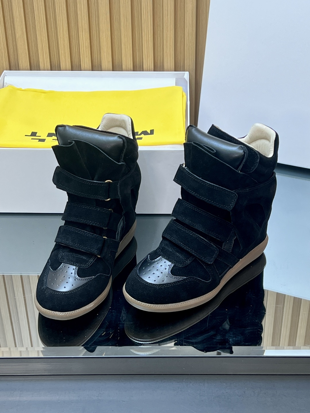 NO:647755,[Top version] ISABEL MARANT Isabel’s classic high-top shoes are highly recommended by INS internet celebrity bloggers!  A pair of simple yet high-end boots...the original 1:1 replica hidden-line outsole!  It feels particularly comfortable on your feet and can be worn with any outfit!  Super suitable for street photography, easy to wear. Isabel Marant first launched the brand's famous single product wedge sneakers Bekett in 2011. Soon, Marant became famous for this shoe, and cooperated with Converse, H&M and other brands. Upper cow suede/cowhide, lining sheepskin, large sole rubber outsole  Size35-39 (40, 41, 42 are custom-made and cannot be returned or exchanged), snow boots, converse, versace, boots, sneakers, cowhide, sheepskin19860909【顶级版本】 ISABEL MARANT 伊莎贝尔经典款高帮鞋 INS网红博主热推！一双简单又不失高级的靴子...原版1:1复刻隐线大底！脚感特别舒适 随意百搭！超级适合街拍,好穿有IsabelMarant 于 2011 年首次推出了品牌的著名单品坡跟运动鞋 Bekett.很快,Marant 就因这款鞋款而声名鹊起,并与 Converse、H&M 等品牌合作 鞋面牛反绒/牛皮 内里羊皮 大底橡胶大底 Size35-39（40、41、42订做不退换）,雪地靴,converse,versace,boots,sneakers,cowhide,sheepskin,Women's Shoes