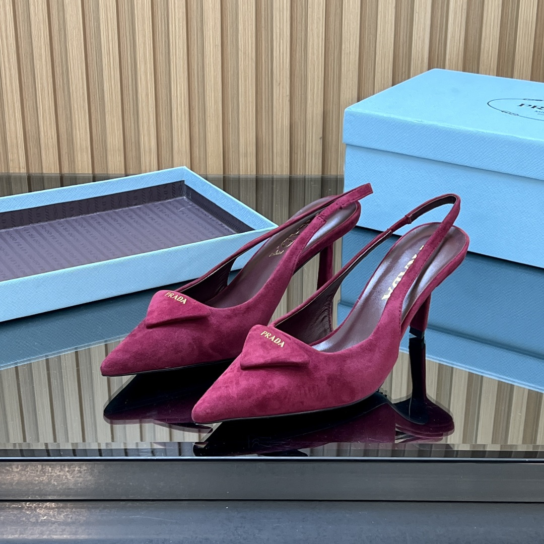 NO:647720,[Top quality] Prada ss25 new arrival~ P's new spring and summer new hollow pointed-toe high heels. Suede upper + prada triangle logo, gentle and exquisite. The upper foot is very delicate and feminine~slim and elegant. Sheep suede upper + triangle logo. Lined with sheepskin lining/foot pad. Italian genuine leather outsole. Heel height 7.5 size35-39 (34 40)  41 Customized (no return or exchange), high heels and sandals, prada, sandals, high heels, sheepskin, sheep, chamois leather, Leather soles19860909【顶级品质】 Prada ss25 new arrival～ p家春夏新款后空尖头高跟鞋 鞋面麂皮+prada三角标,温婉精致绝伦, 上脚非常的精致很显女人味～显瘦优雅气质 鞋面羊猄麂皮+三角标 里衬羊皮内里/垫脚 鞋底意大利真皮大底 跟高7.5 size35-39 (34 40 41定做不退换）,高跟鞋凉鞋,prada,sandals,high heels,sheepskin,sheep,chamois leather,Leather soles,Women's Shoes