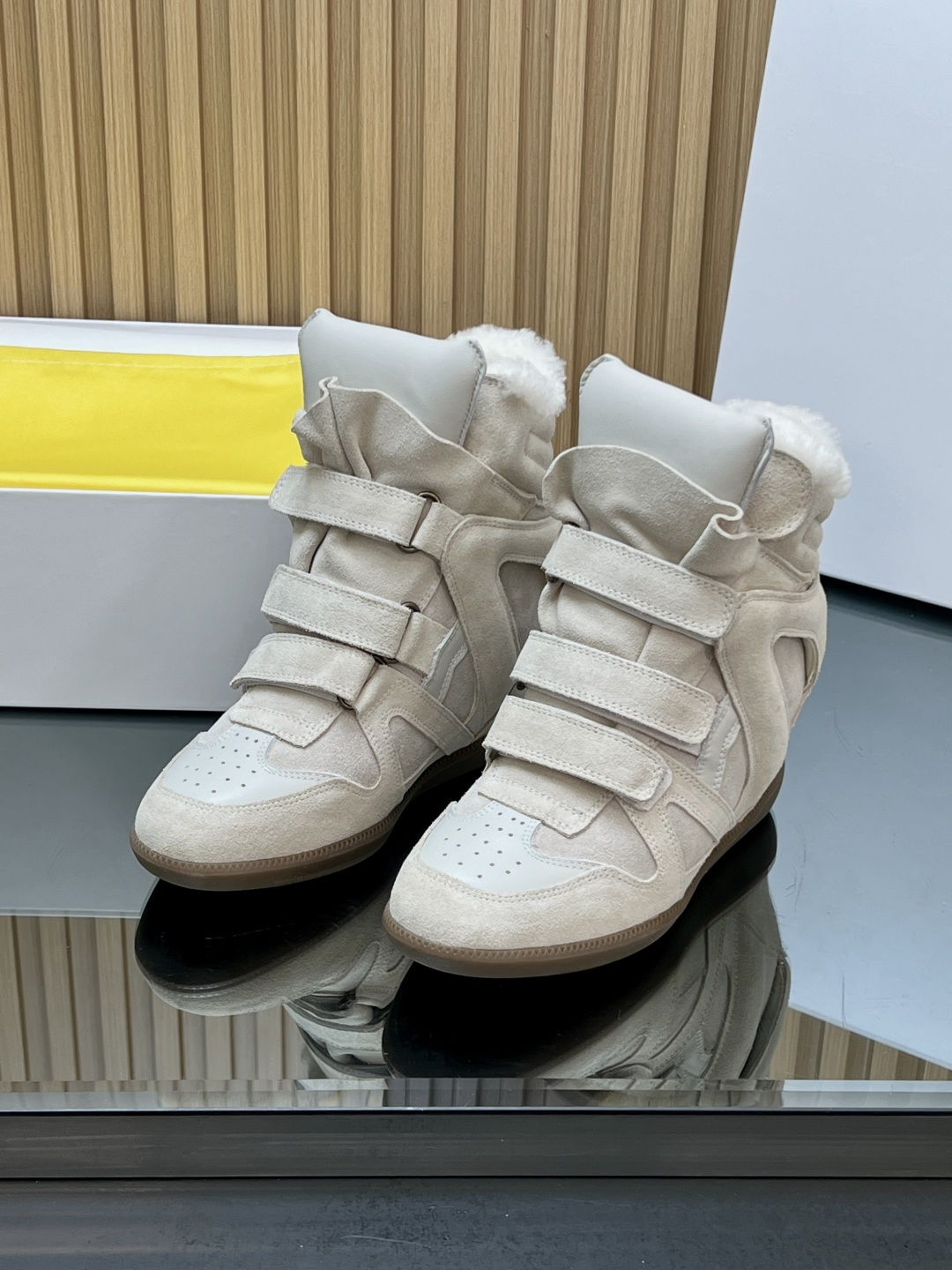 NO:647783,[Top version] (in wool) ISABEL MARANT Isabel's classic high-top shoes are highly recommended by INS internet celebrity bloggers!  A pair of simple yet high-end boots...the original 1:1 replica hidden-line outsole!  It feels particularly comfortable on your feet and can be worn with any outfit!  Super suitable for street photography, easy to wear. Isabel Marant first launched the brand's famous single product wedge sneakers Bekett in 2011. Soon, Marant became famous for this shoe style, and cooperated with brands such as Converse and H&M. The upper is cow suede/cowhide, and the lining is A-grade sheepskin. Outsole Rubber outsole  Size35-39 (40, 41, 42 are custom-made and cannot be returned or exchanged), snow boots, converse, versace, boots, sneakers, cowhide, sheepskin19860909【顶级版本】（羊毛里） ISABEL MARANT 伊莎贝尔经典款高帮鞋 INS网红博主热推！一双简单又不失高级的靴子...原版1:1复刻隐线大底！脚感特别舒适 随意百搭！超级适合街拍,好穿有IsabelMarant 于 2011 年首次推出了品牌的著名单品坡跟运动鞋 Bekett.很快,Marant 就因这款鞋款而声名鹊起,并与 Converse、H&M 等品牌合作 鞋面牛反绒/牛皮 内里A级羊皮毛一体 大底橡胶大底 Size35-39（40、41、42订做不退换）,雪地靴,converse,versace,boots,sneakers,cowhide,sheepskin,Women's Shoes