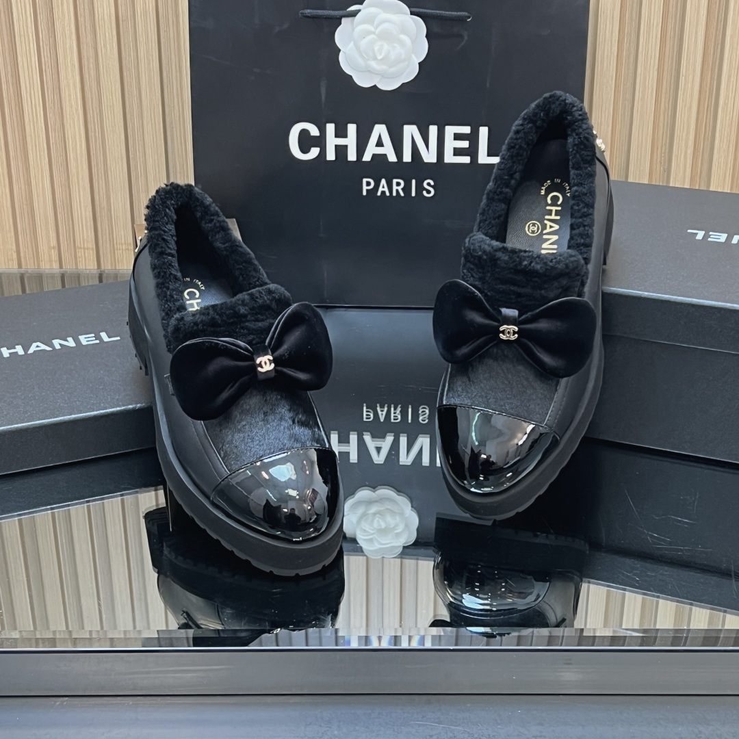 NO:647793,[Top quality] New models synchronized with the official website, Chanel 2025 autumn and winter Chanel ski series thick-soled fur boots, bow-knot thick-soled shoes, Xiaohongshu highly recommends, looks good no matter how you match it, a must-have for fashion, Ms. Chanel loves simplicity and is irresistible to match to show a unique style, free to mix and match to shine. Original custom-made first-layer cowhide fur upper, wool lining + sheepskin pad, original open-molded rubber anti-slip outsole  Size 35-39 (order 40/41), single shoes, chanel, chanel, boots, cowhide, sheepskin19860909【顶级品质】 官网同步新款,Chanel 2025秋冬香奈儿滑雪系列厚底毛毛靴 蝴蝶结厚底单鞋 小红书力推款,怎么搭配都好看,时髦精必备,香奈儿女士钟爱简约又难以抗拒搭配展现与众不同的穿搭风格、自由混搭闪耀 鞋面原版定制头层牛皮毛毛 内里羊毛内里+羊皮垫 大底原版开模橡胶防滑大底 码数35-39（40/41订）,单鞋,chanel,chanel,boots,cowhide,sheepskin,Women's Shoes