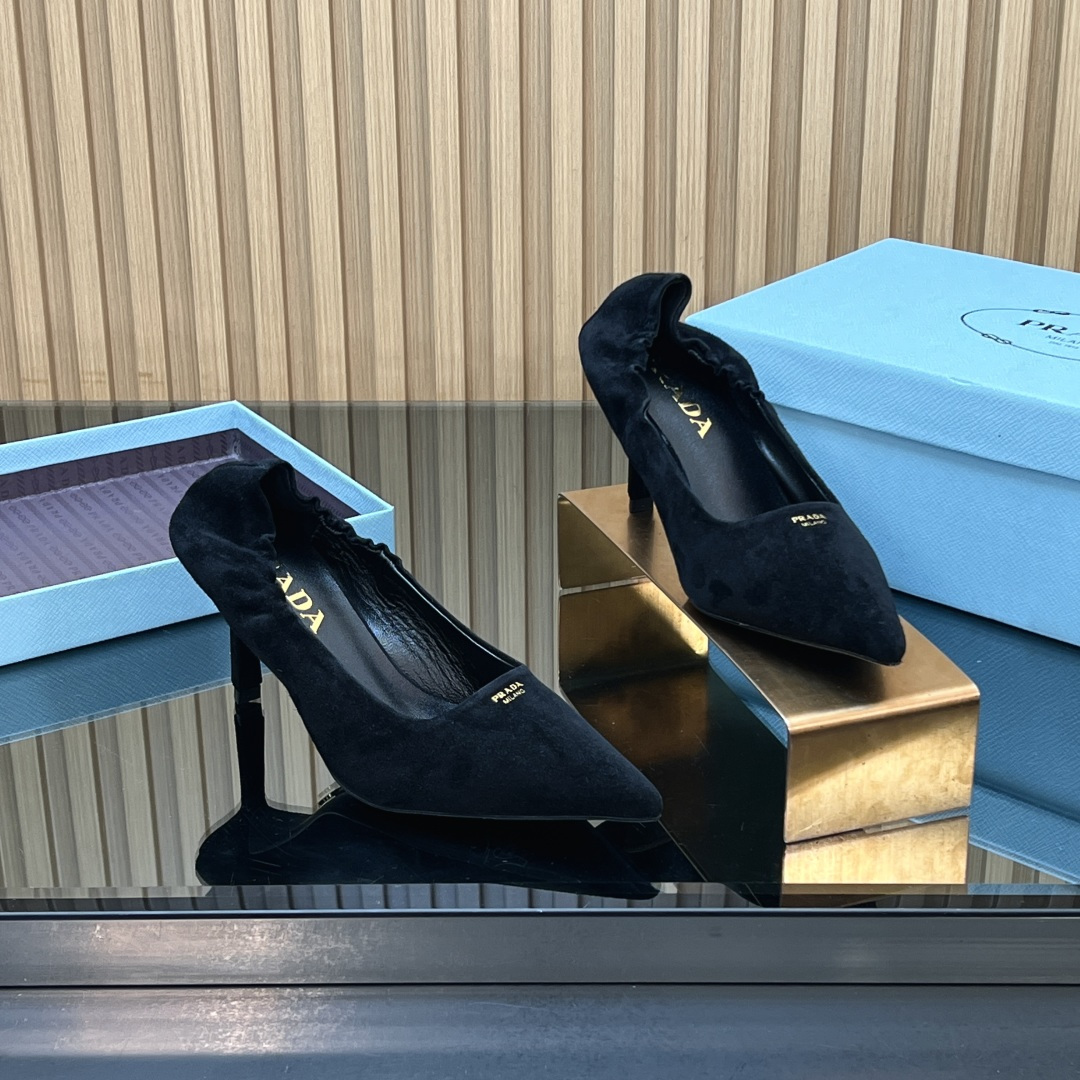 NO:647698,[Top Quality] PRADA Prada 26/Early Spring Latest Suede Logo Printed Pointed Toe Stiletto Heels Prada's suede pleated pointed-toe shoes are made of high-quality suede, with soft and delicate uppers and a great touch!  The classic pointed toe + heel pleated elastic band is fashionable and practical, and it is stable to wear and not easy to lose. There is a Prada metal logo on the inside of the insole, which is perfect for details!  The heel is about 7.5cm, elongating the leg line while ensuring comfort. It is suitable for commuting and dating ~ black is versatile and can be easily controlled in various occasions. Fabric: Original suede Lining: Sheepskin Sole: Italian genuine leather sole Heel height: 7.5cm Size: #34-42 (34.40.41.42 custom-made), high-heeled shoes, prada, prada, high heels, sheepskin, chamois leather19860909【顶级品质】 PRADA普拉达 26/ 早春最新 后邹 麂皮 徽标印花 尖头 细跟 高跟鞋 Prada这款绒面褶皱尖头鞋,采用高品质麂皮,鞋面柔软细腻,触感超赞！经典尖头+后跟褶皱松紧带,时髦又实用,穿着稳固不易掉心.鞋垫内侧有Prada金属标识,细节满分！鞋跟约7.5cm,拉长腿部线条同时保证舒适度,通勤约会都很适合～黑色百搭,轻松驾驭各种场合 面料: 原版麂皮 内里: 羊皮 鞋底: 意大利真皮底 跟高: 7.5cm Size: #34-42 (34.40.41.42定做）,高跟鞋单鞋,prada,prada,high heels,sheepskin,chamois leather,Women's Shoes