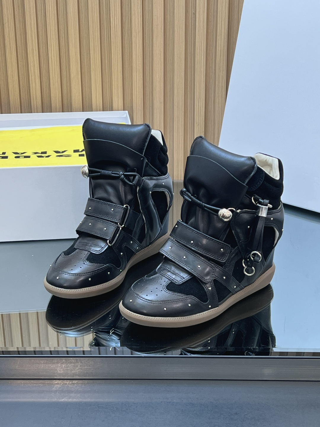 NO:647787,[Top version] ISABEL MARANT Isabel's classic high-top shoes are highly recommended by INS internet celebrity bloggers!  A pair of simple yet high-end boots...the original 1:1 replica hidden-line outsole!  It feels particularly comfortable on your feet and can be worn with any outfit!  Super suitable for street photography, easy to wear. Isabel Marant first launched the brand's famous single product wedge sneakers Bekett in 2011. Soon, Marant became famous for this shoe, and cooperated with Converse, H&M and other brands. Upper cow suede/cowhide, lining sheepskin, large sole rubber outsole  Size35-39 (40, 41 customized, non-returnable), snow boots, converse, versace, boots, sneakers, cowhide, sheepskin19860909【顶级版本】 ISABEL MARANT 伊莎贝尔经典款高帮鞋 INS网红博主热推！一双简单又不失高级的靴子...原版1:1复刻隐线大底！脚感特别舒适 随意百搭！超级适合街拍,好穿有IsabelMarant 于 2011 年首次推出了品牌的著名单品坡跟运动鞋 Bekett.很快,Marant 就因这款鞋款而声名鹊起,并与 Converse、H&M 等品牌合作 鞋面牛反绒/牛皮 内里羊皮 大底橡胶大底 Size35-39（40、41订做不退换）,雪地靴,converse,versace,boots,sneakers,cowhide,sheepskin,Women's Shoes