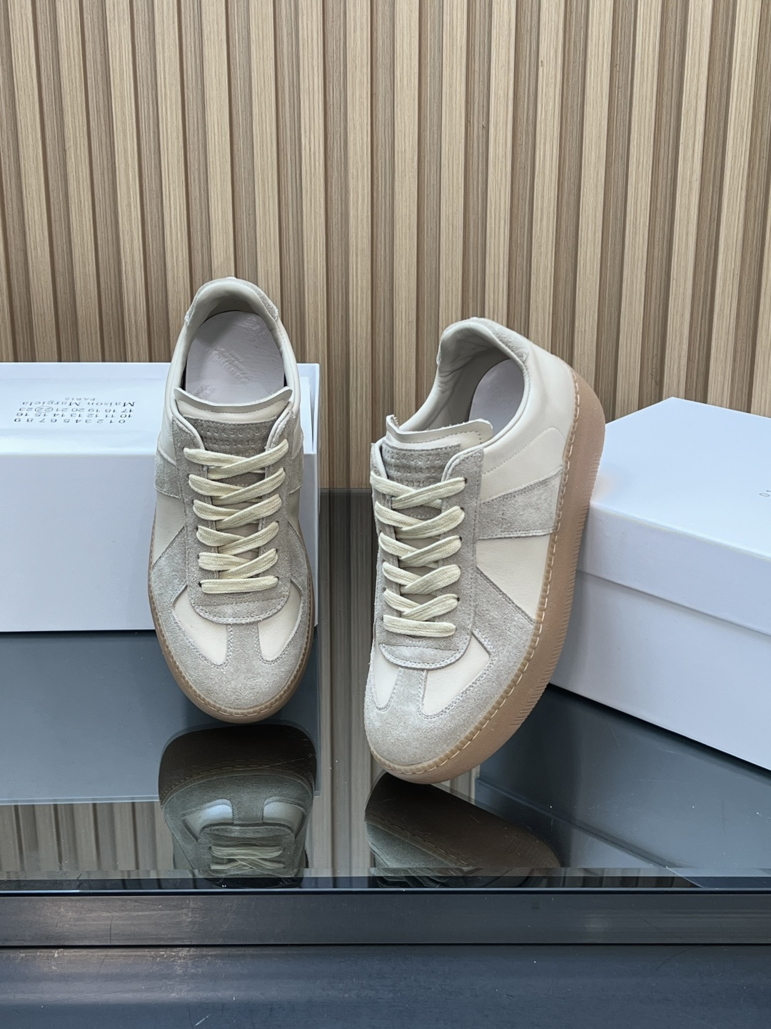 NO:647754,[Higher version] MM6｜MaisonMargiela 2025s autumn and winter new thick-soled moral training shoes, casual sports shoes, original purchase, development, production, genius designer brand, an affordable luxury brand  This German training shoe continues the classic T-shaped leather splicing design. It has been carefully improved many times by the design team, just to allow you to experience the most original military taste. Special material/cloth surface, soft and delicate characteristics combined with fashionable cloth surface, making it super soft and comfortable, while maintaining good breathability. Comfort and texture go hand in hand, easy to wear in any combination in all seasons. Material imported cowhide, original lining, original outsole (heel height 5cm)  Size 35-41 (ordered at 40.41), casual shoes/sports shoes, masion margiela, sneakers, cowhide19860909【高版本】 MM6｜玛吉拉MaisonMargiela 2025s秋冬新款厚底 德训鞋 休闲 运动鞋 原版购入开发 做货 鬼才设计师品牌,一个轻奢品牌 这一款德国训练鞋延续了经典的T形真皮拼接设计,经过设计团队多次的精心改良,只为让您体验最原始的军旅味道~材质特殊材料/布面,柔软细腻的特点与时尚潮流的布面相结合,使其既有超高的柔软舒适度,又同时保持不错的透气性能~舒适与质感并行,轻松驾驭四季穿着任何搭配 面料进口牛皮 内里原版内里 鞋底原版大底（跟高5cm） 尺码35-41（40.41订）,休闲鞋/运动鞋,masion margiela,sneakers,cowhide,Women's Shoes