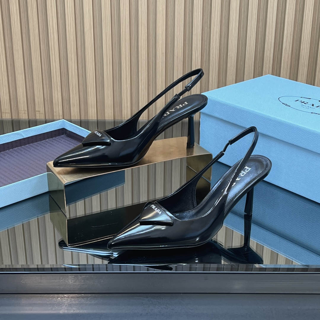 NO:647706,[Top quality] Prada ss25 new arrival~ P's new spring and summer new hollow pointed-toe high heels. The upper is suede + prada triangle logo. It is gentle and exquisite. The upper foot is very delicate and feminine ~ showing a slim and elegant temperament. The upper is imported open-edge beaded cowhide + triangle logo. Lined with sheepskin lining/foot pad. Italian genuine leather outsole. Heel height 7.5cm size35-39 (34 40)  41 Customized (no return or exchange), high heels and sandals, prada, sandals, high heels, cowhide, sheepskin, chamois leather, Leather soles19860909【顶级品质】 Prada ss25 new arrival～ p家春夏新款后空尖头高跟鞋 鞋面麂皮+prada三角标,温婉精致绝伦, 上脚非常的精致很显女人味～显瘦优雅气质 鞋面进口开边珠牛皮+三角标 里衬羊皮内里/垫脚 鞋底意大利真皮大底 跟高7.5cm size35-39 (34 40 41定做不退换）,高跟鞋凉鞋,prada,sandals,high heels,cowhide,sheepskin,chamois leather,Leather soles,Women's Shoes