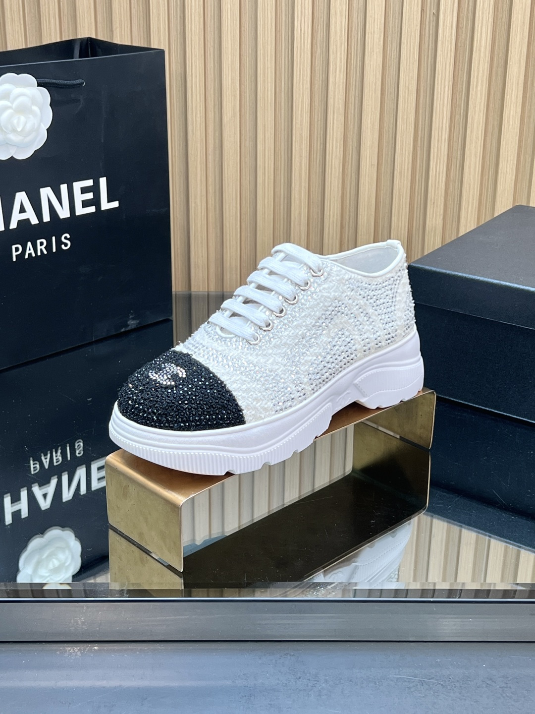 NO:747466,[Top version] Chanel CHANEL 25/26 new diamond surface/mesh electric embroidery Xiaoxiang sneakers. Recommended by major bloggers on their social day. Pay close attention to the details of our house (original purchase and development, 1:1 correct version of the product). Pay attention to distinguish the ordinary version in the market (the version and material can be compared for details). This season's new style is simply close your eyes. It looks great on the feet. It has a straightforward casual sports style, sassy and natural, and interprets Chanel's fashionable femininity.  The overall customization made all the sports models on the market obsolete. This series is now available for sale ~ Mesh upper, mixed fiber, hardware, original full set of molds (not common in the market) outsole, original molded foam outsole, Size35-39 (40, 41 customized, non-refundable), casual shoes/sports shoes, chanel, chanel, sneakers19860909【顶级版本】 香奈儿 CHANEL 25/26新款钻面/网纱电绣 小香运动鞋 各大博主社交日推款 认准我家细节实拍（原版购入开发、1:1 做货的正确版）注意区分市场普通版（版型和材质可以看对比细节） 这季新款简直闭眼入,上脚狂好看,率性的休闲运动风,飒爽又自然,演绎香奈儿的时髦女性气质 整体定制令当时市面上的所有运动款变得过时,本系列现已登陆发售～ 鞋面网纱混合纤维 五金原版全套开模 (非市场通用) 大底原版开模发泡大底 Size35-39（40、41定做不退换),休闲鞋/运动鞋,chanel,chanel,sneakers,Women's Shoes